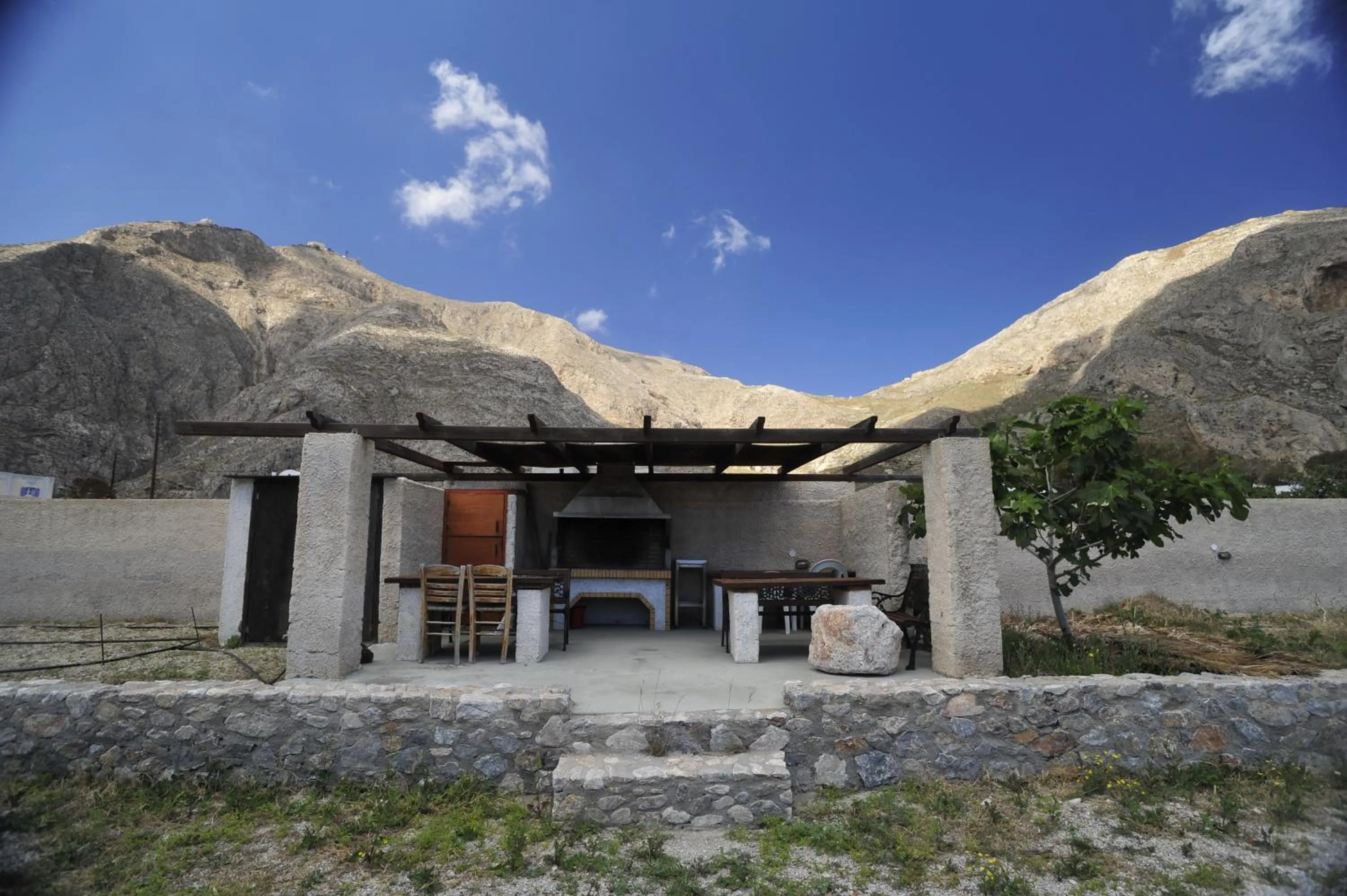 BBQ facilities in Birds Villa Apartments with Heated Pool - Including Car and Breakfast