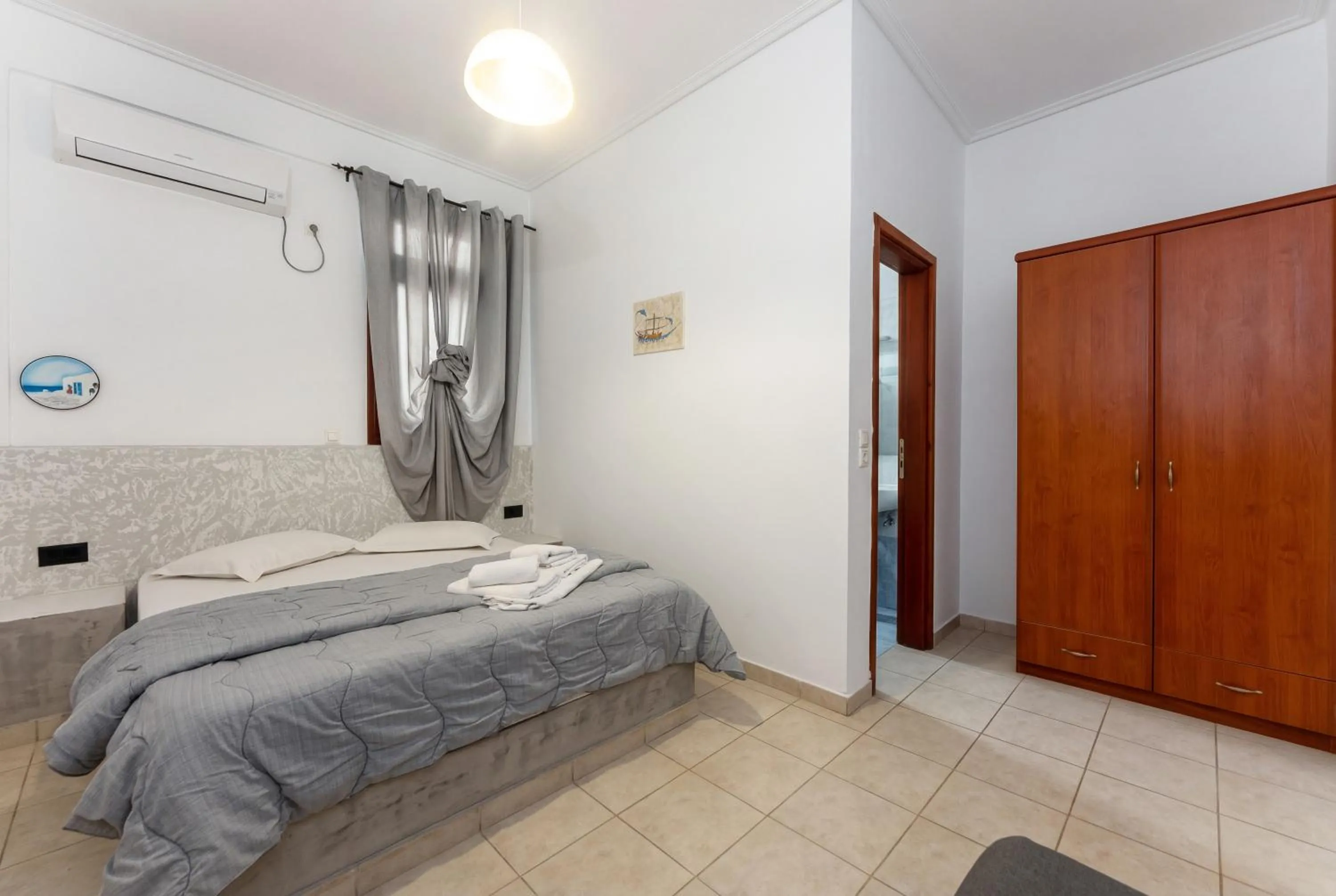 Bed in Birds Villa Apartments with Heated Pool - Including Car and Breakfast