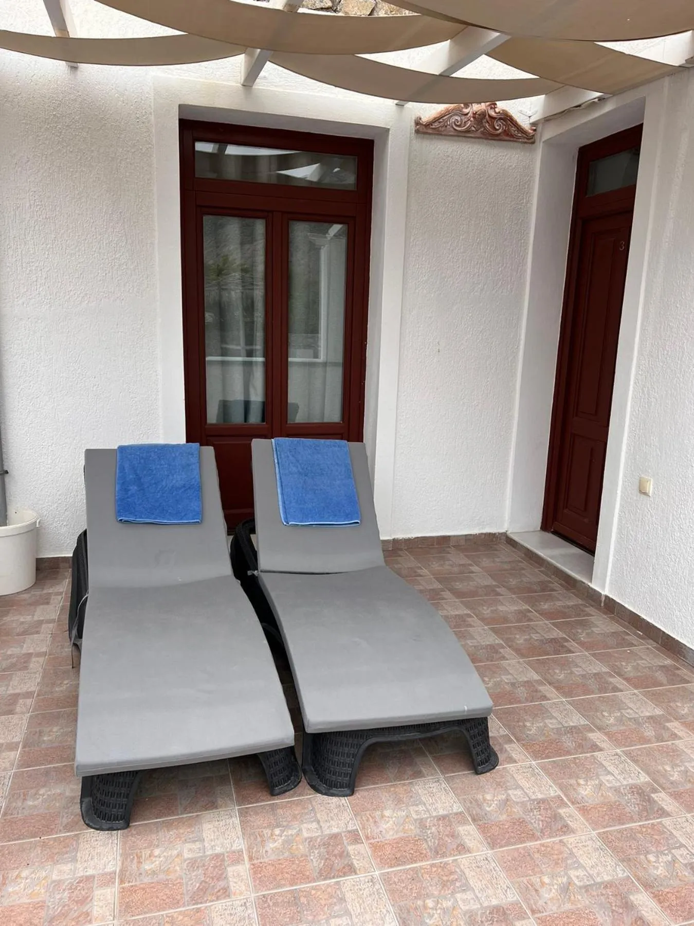 Birds Villa Apartments with Heated Pool - Including Car and Breakfast