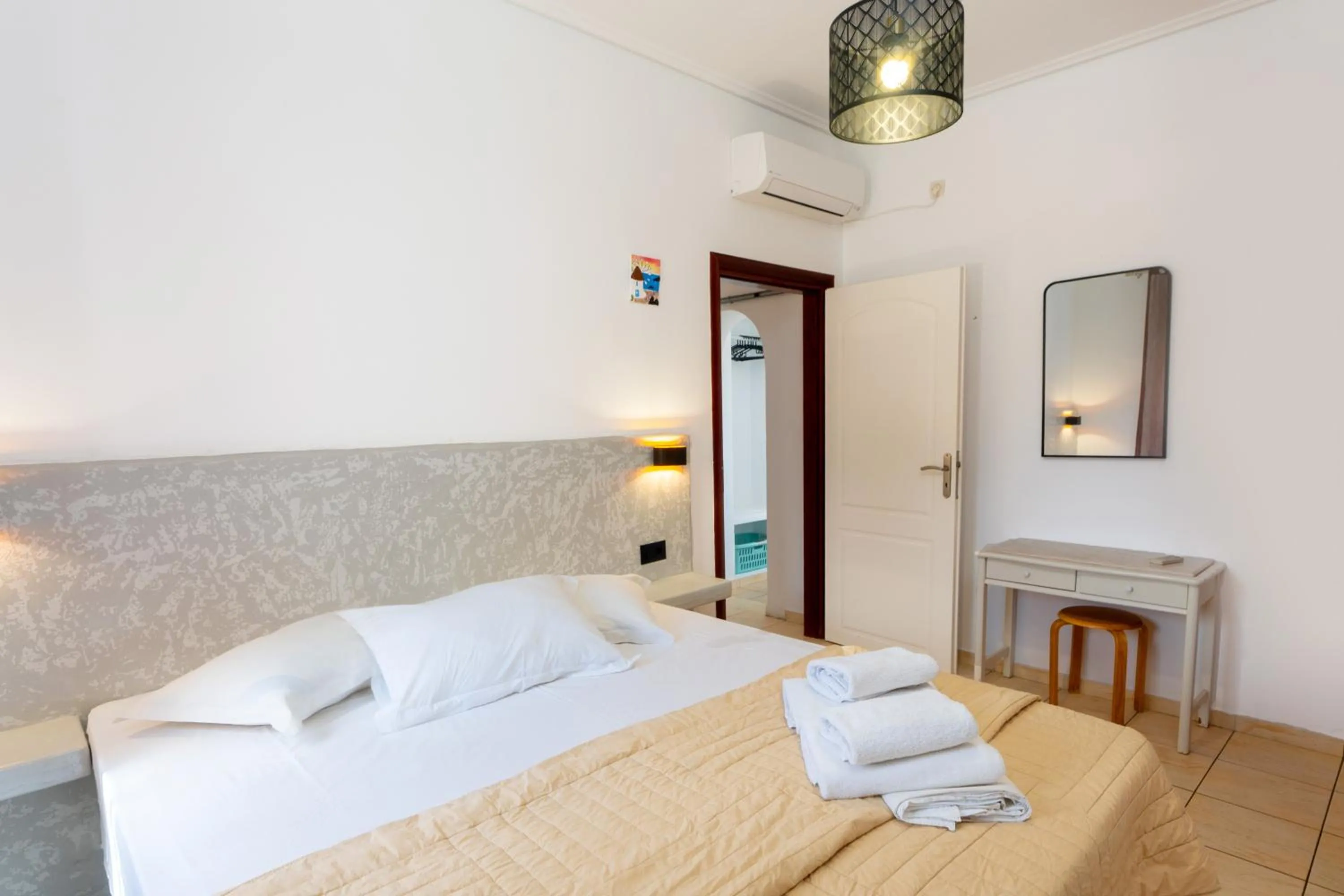 Bed in Birds Villa Apartments with Heated Pool - Including Car and Breakfast