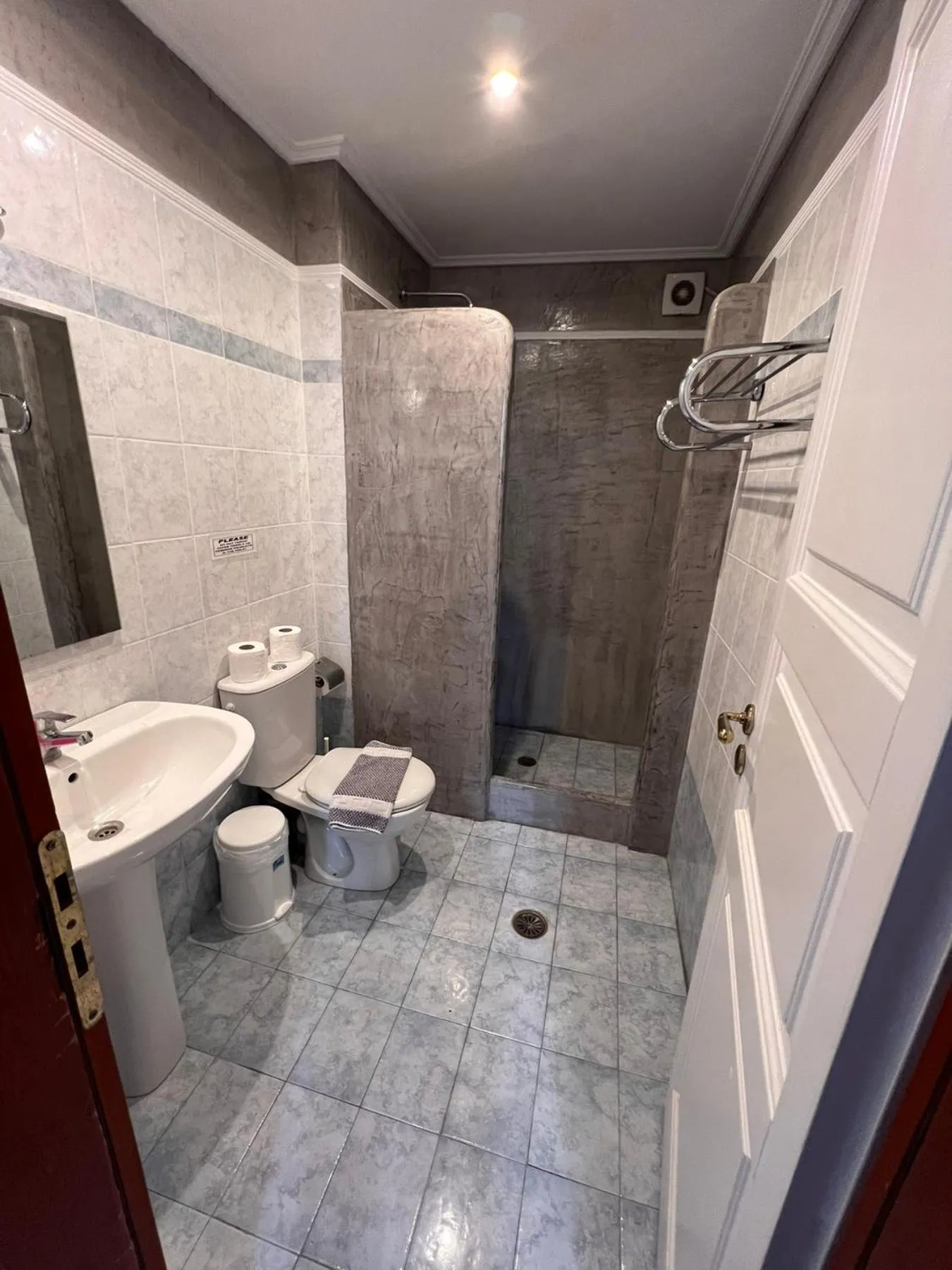 Birds Villa Apartments with Heated Pool - Including Car and Breakfast