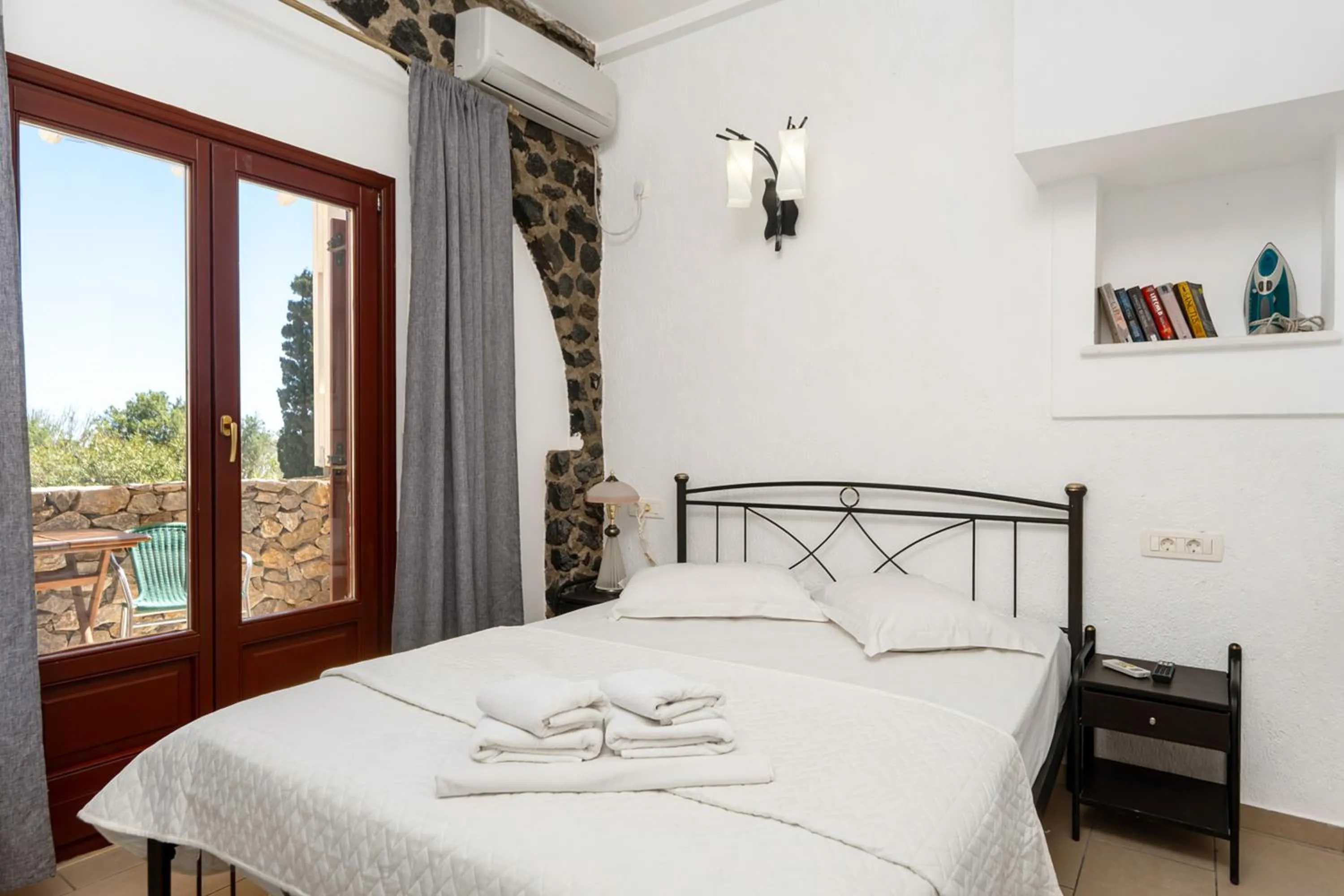 Bed in Birds Villa Apartments with Heated Pool - Including Car and Breakfast