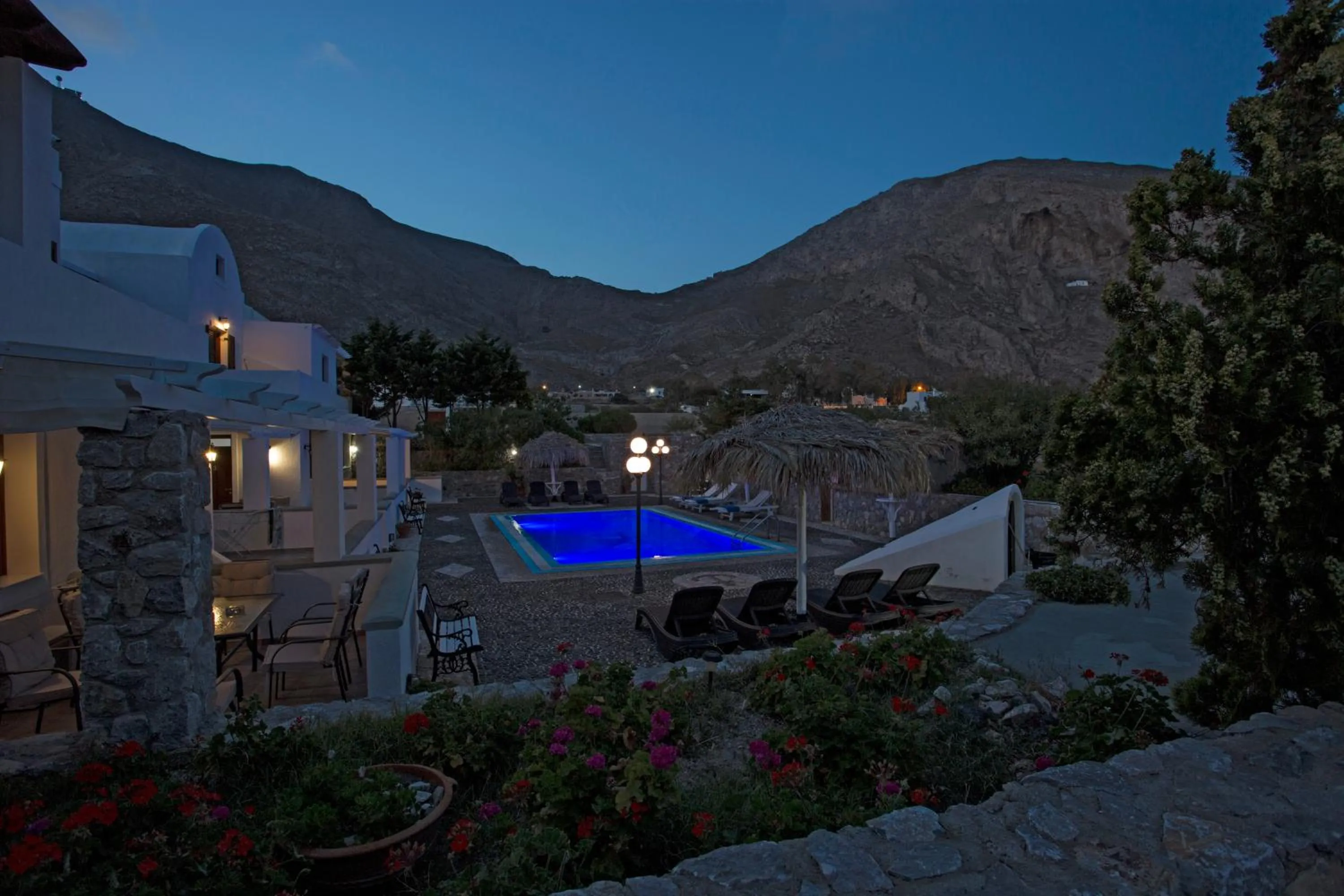 Birds Villa Apartments with Heated Pool - Including Car and Breakfast