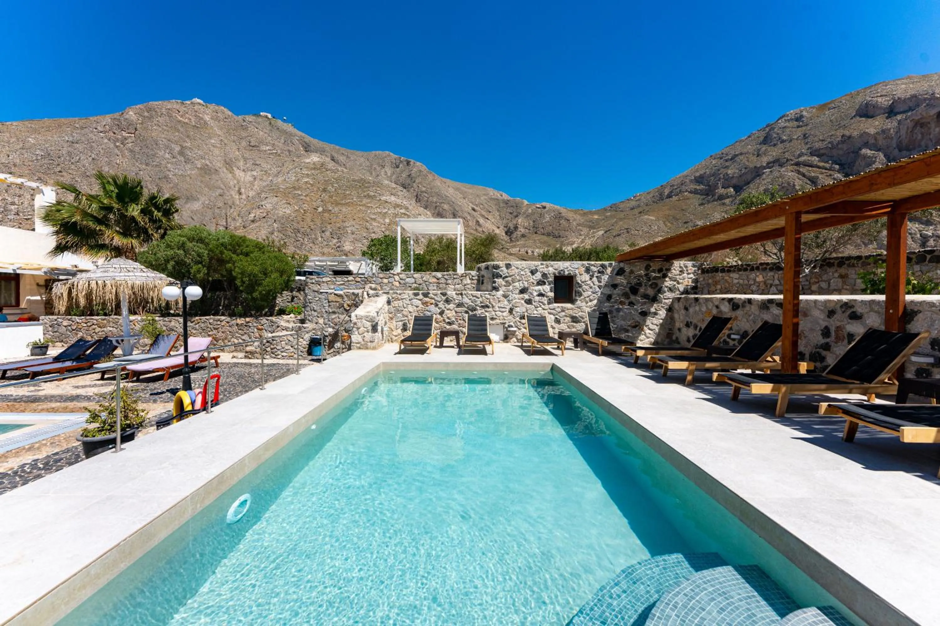Birds Villa Apartments with Heated Pool - Including Car and Breakfast