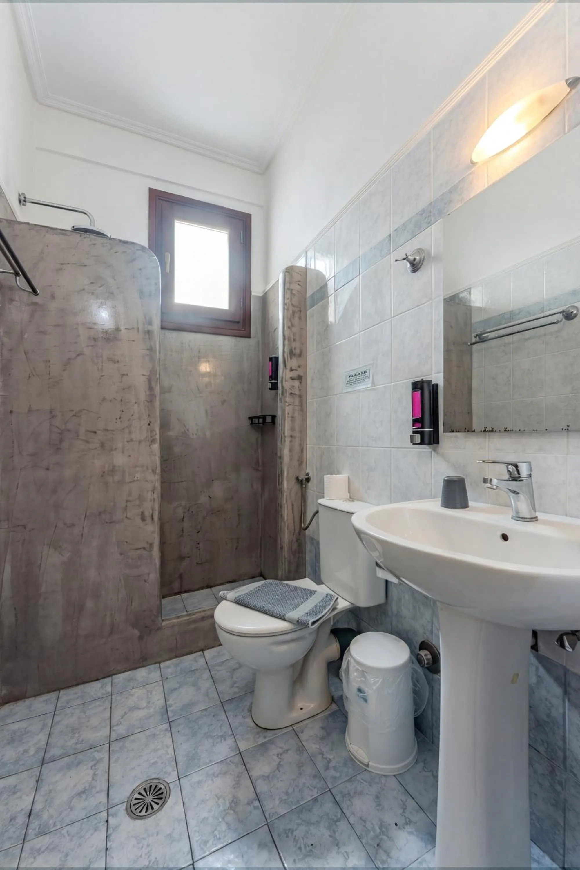 Birds Villa Apartments with Heated Pool - Including Car and Breakfast