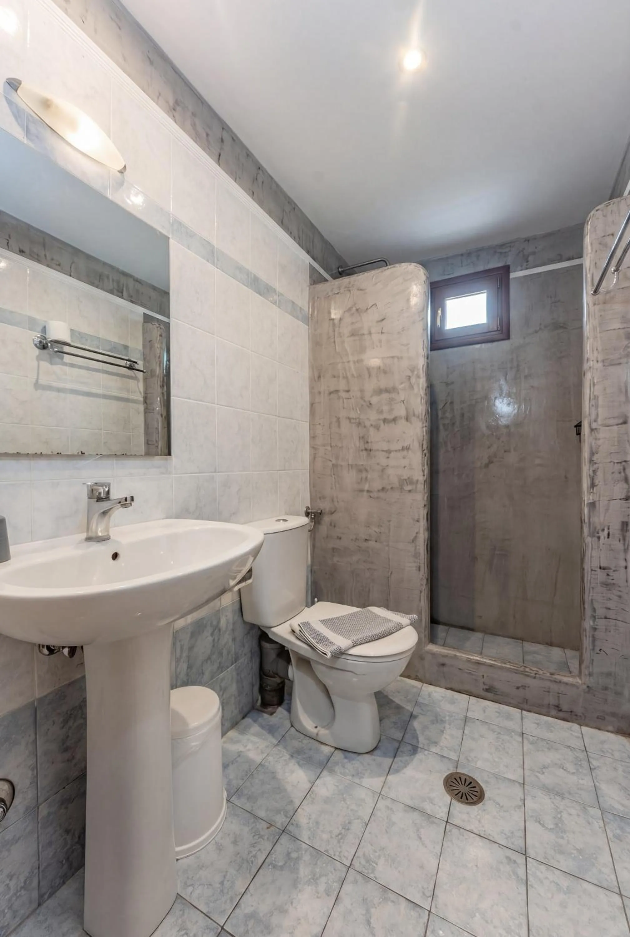 Birds Villa Apartments with Heated Pool - Including Car and Breakfast