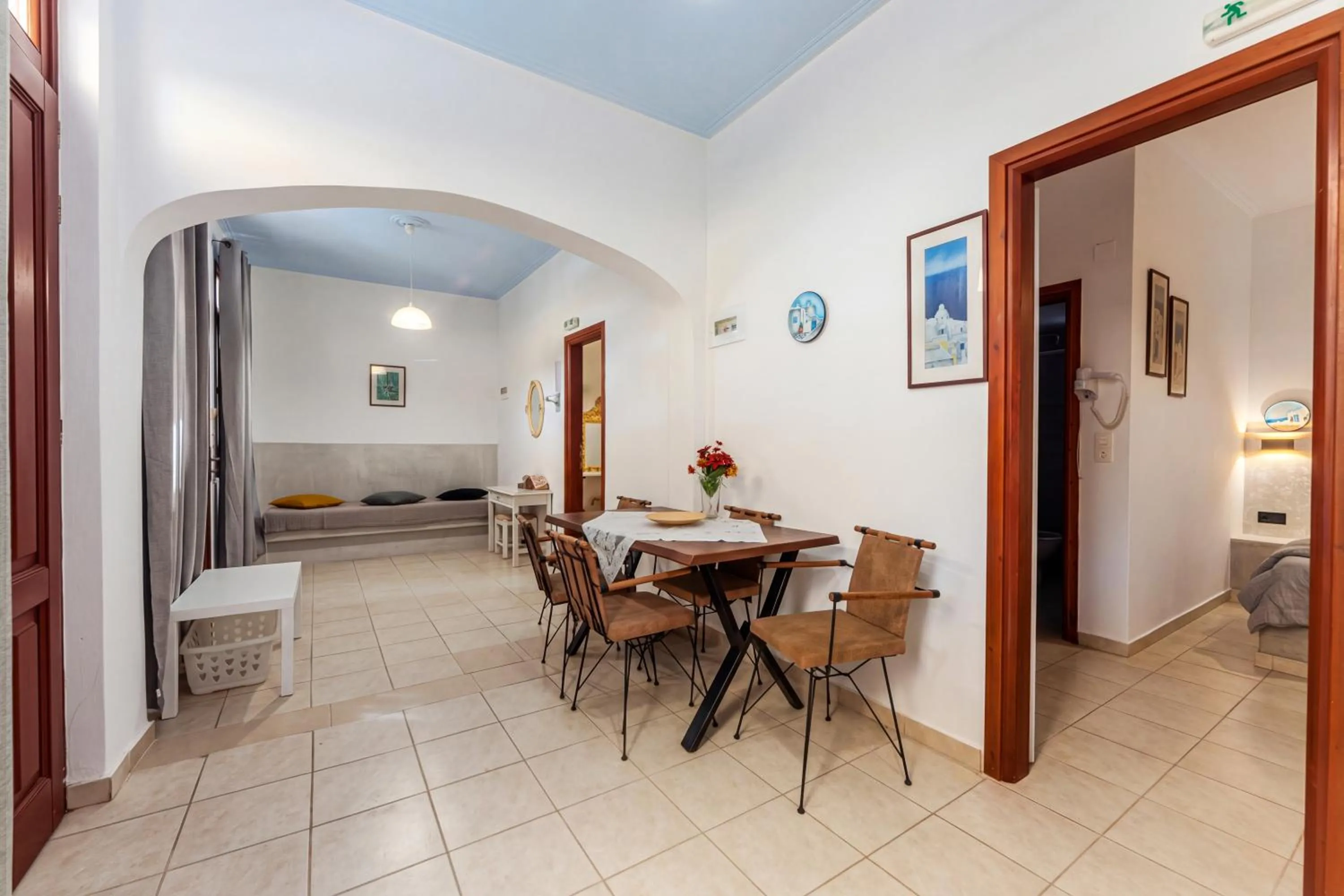 Birds Villa Apartments with Heated Pool - Including Car and Breakfast