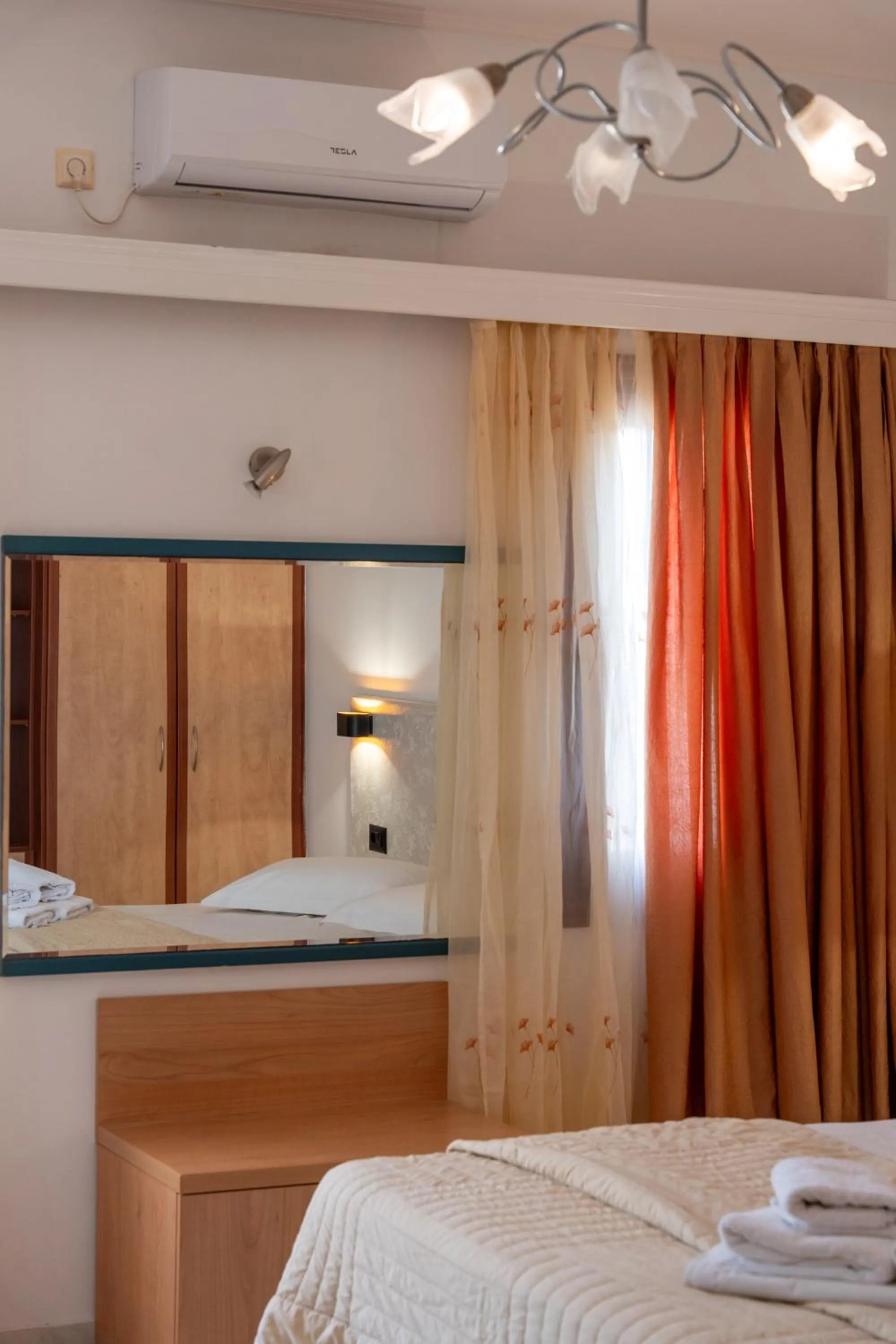 Bed in Birds Villa Apartments with Heated Pool - Including Car and Breakfast