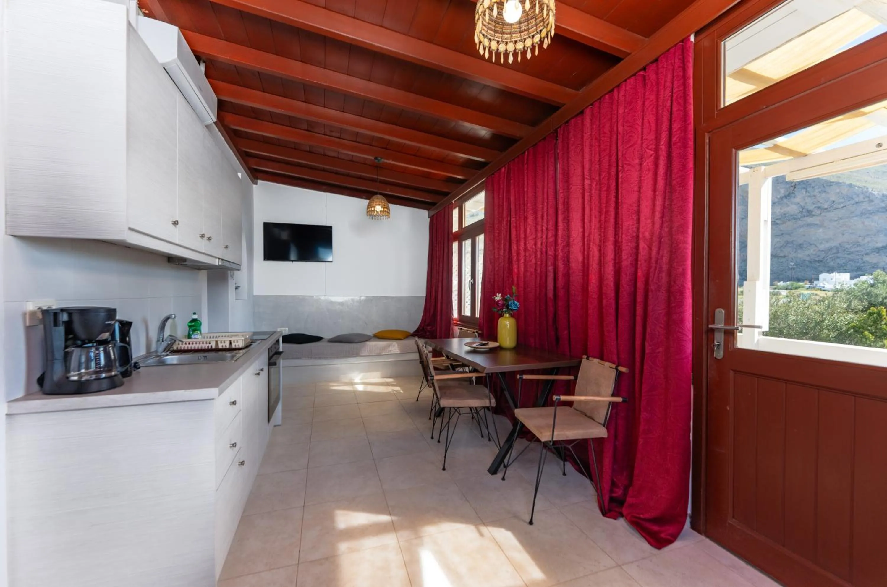 Birds Villa Apartments with Heated Pool - Including Car and Breakfast