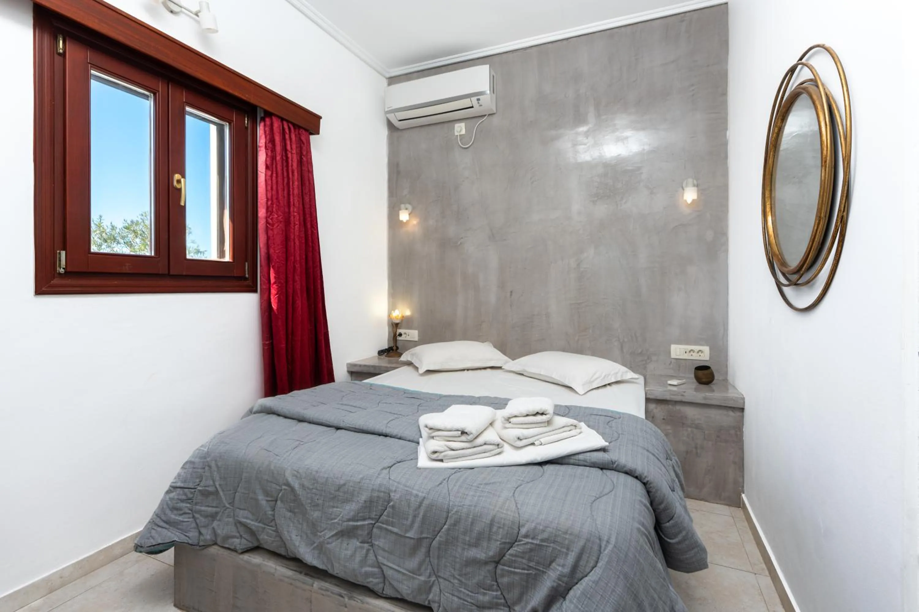 Bed in Birds Villa Apartments with Heated Pool - Including Car and Breakfast
