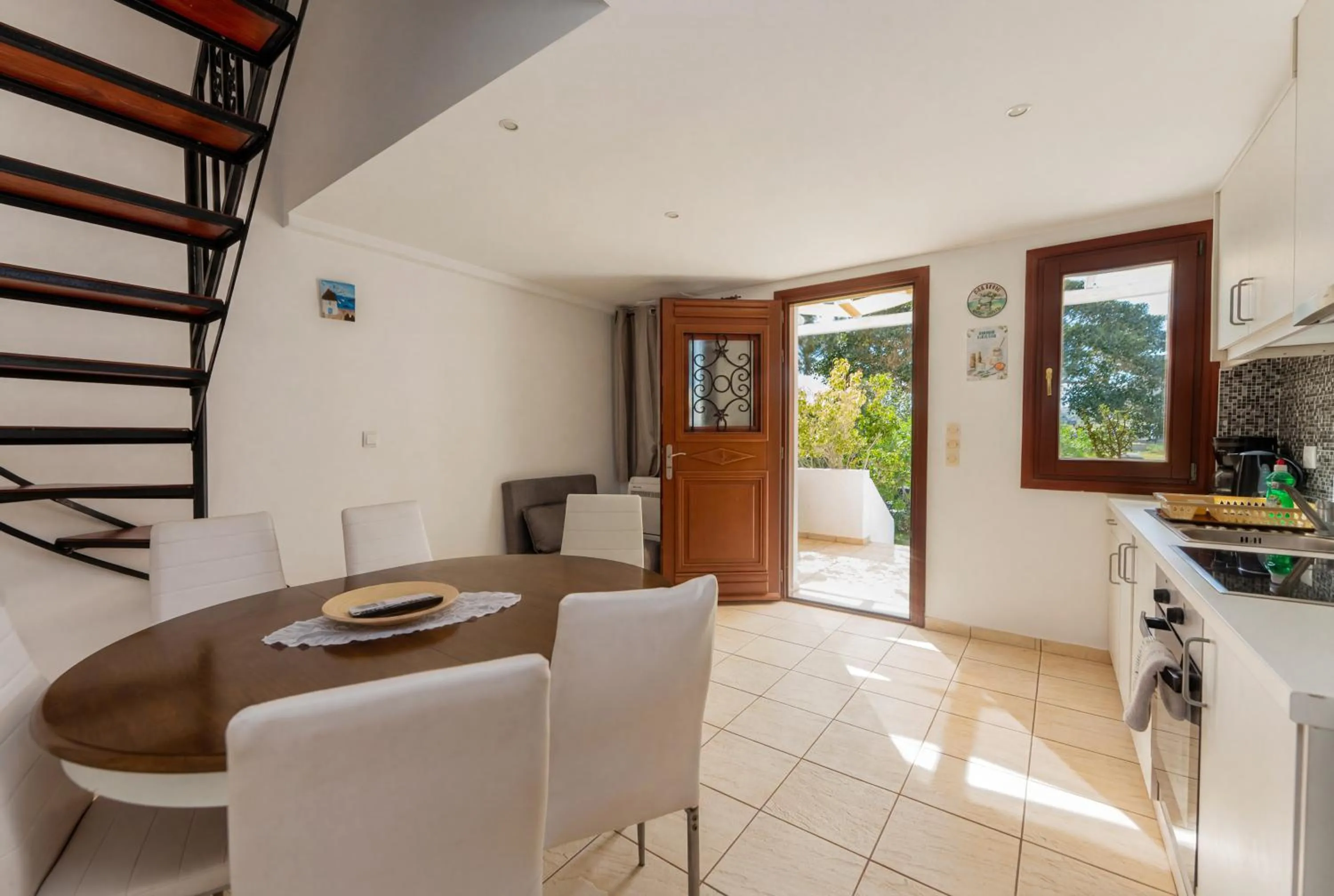 Birds Villa Apartments with Heated Pool - Including Car and Breakfast