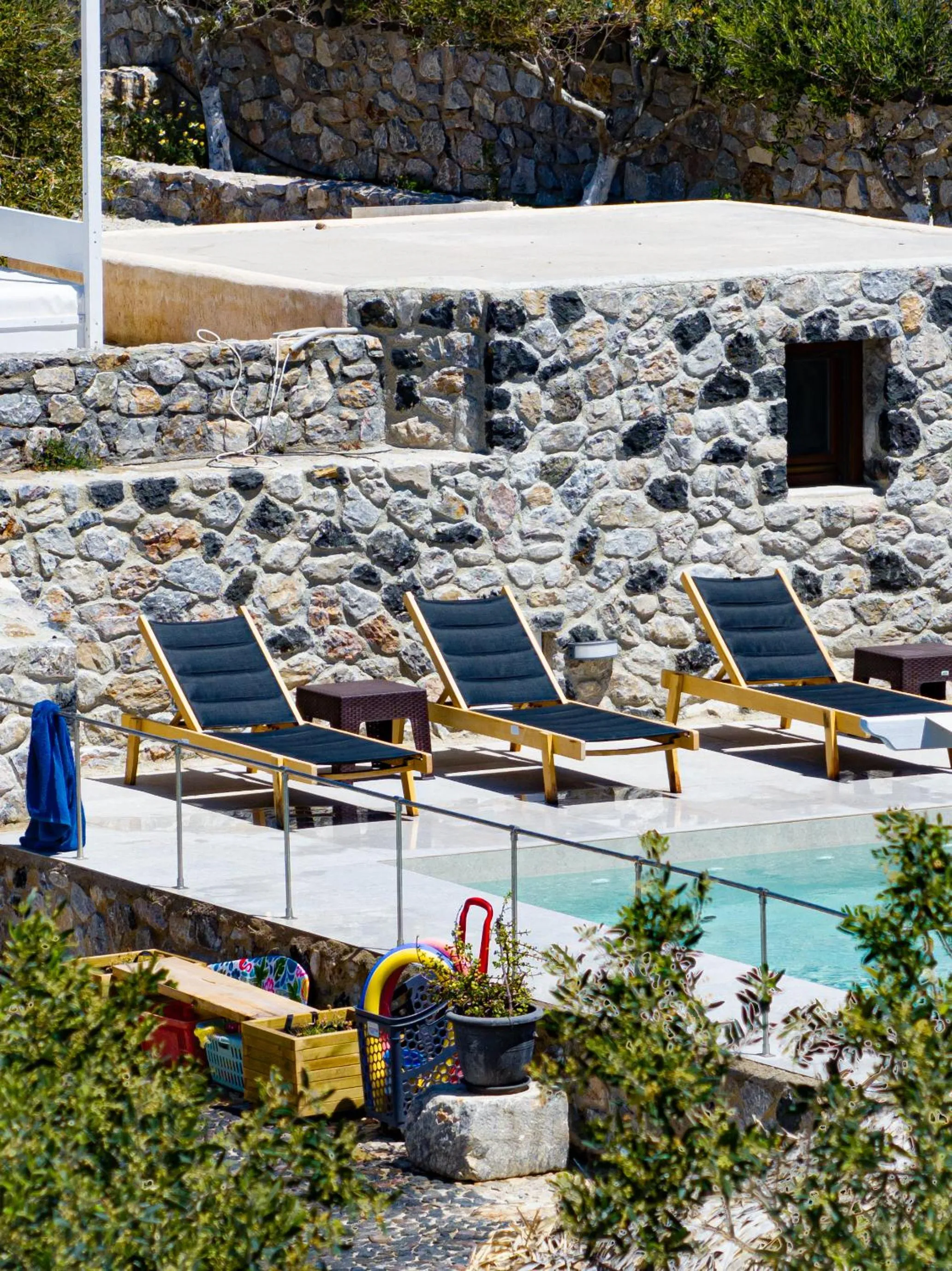 Birds Villa Apartments with Heated Pool - Including Car and Breakfast