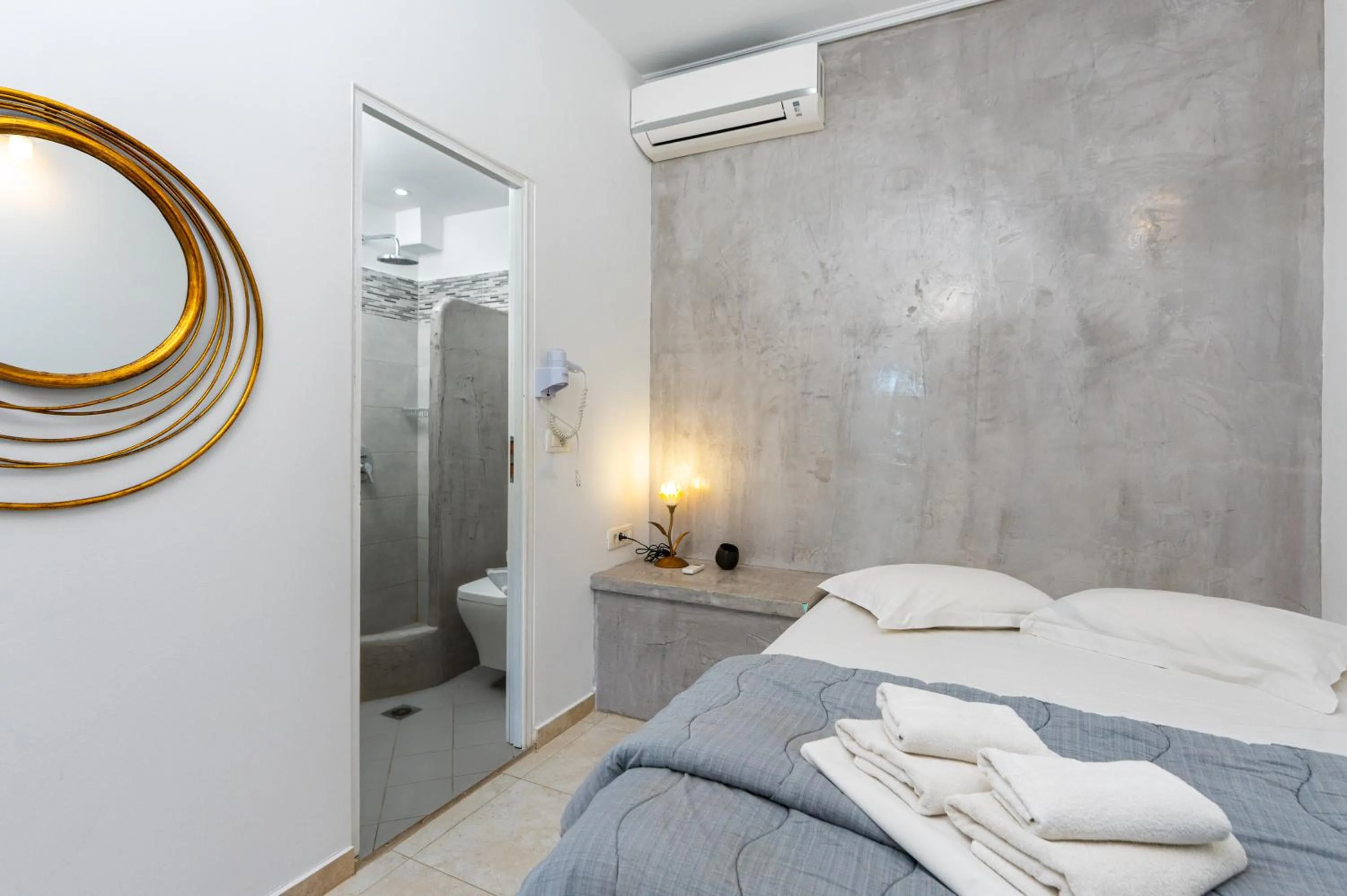 Bed in Birds Villa Apartments with Heated Pool - Including Car and Breakfast