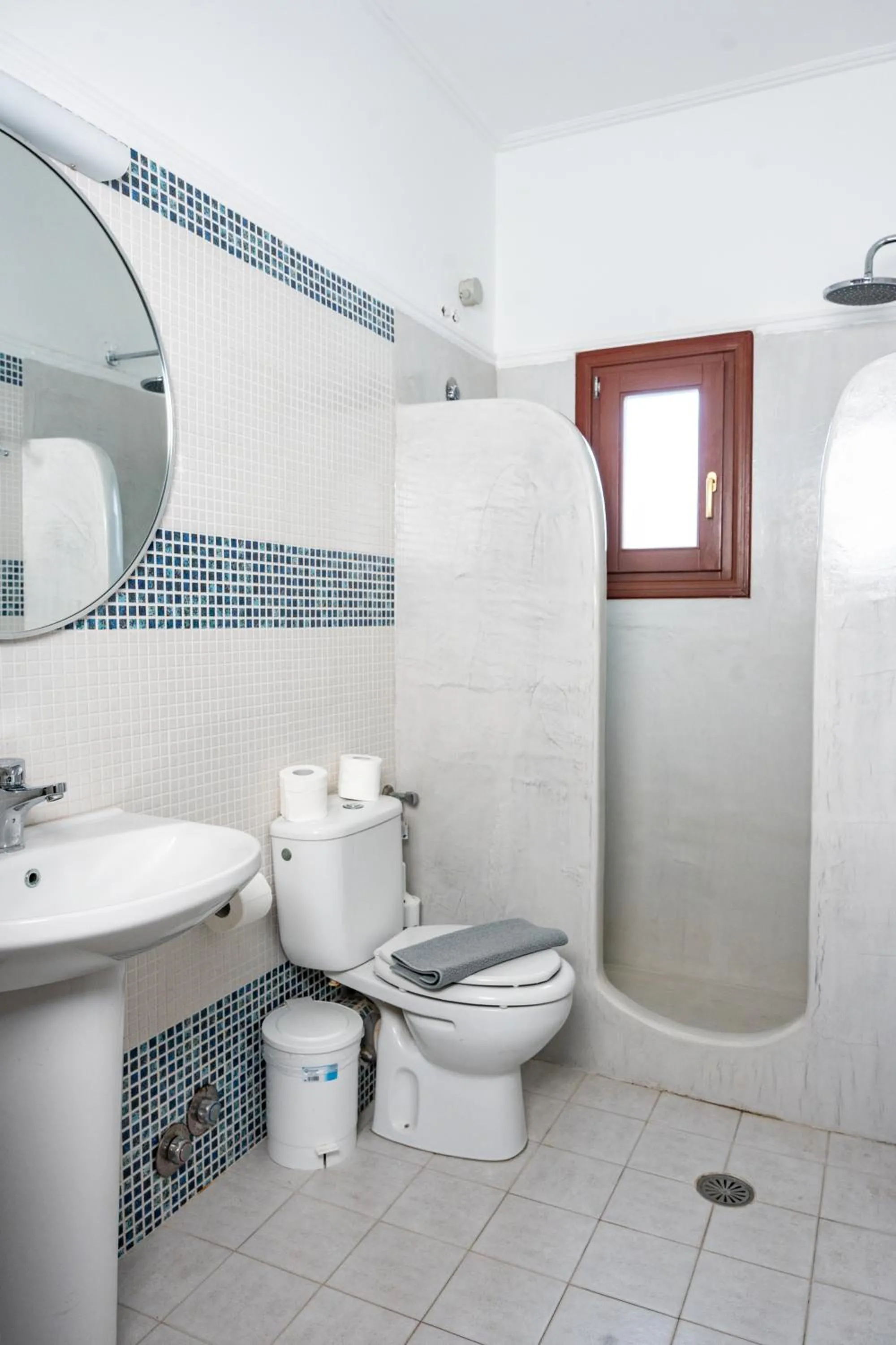 Birds Villa Apartments with Heated Pool - Including Car and Breakfast