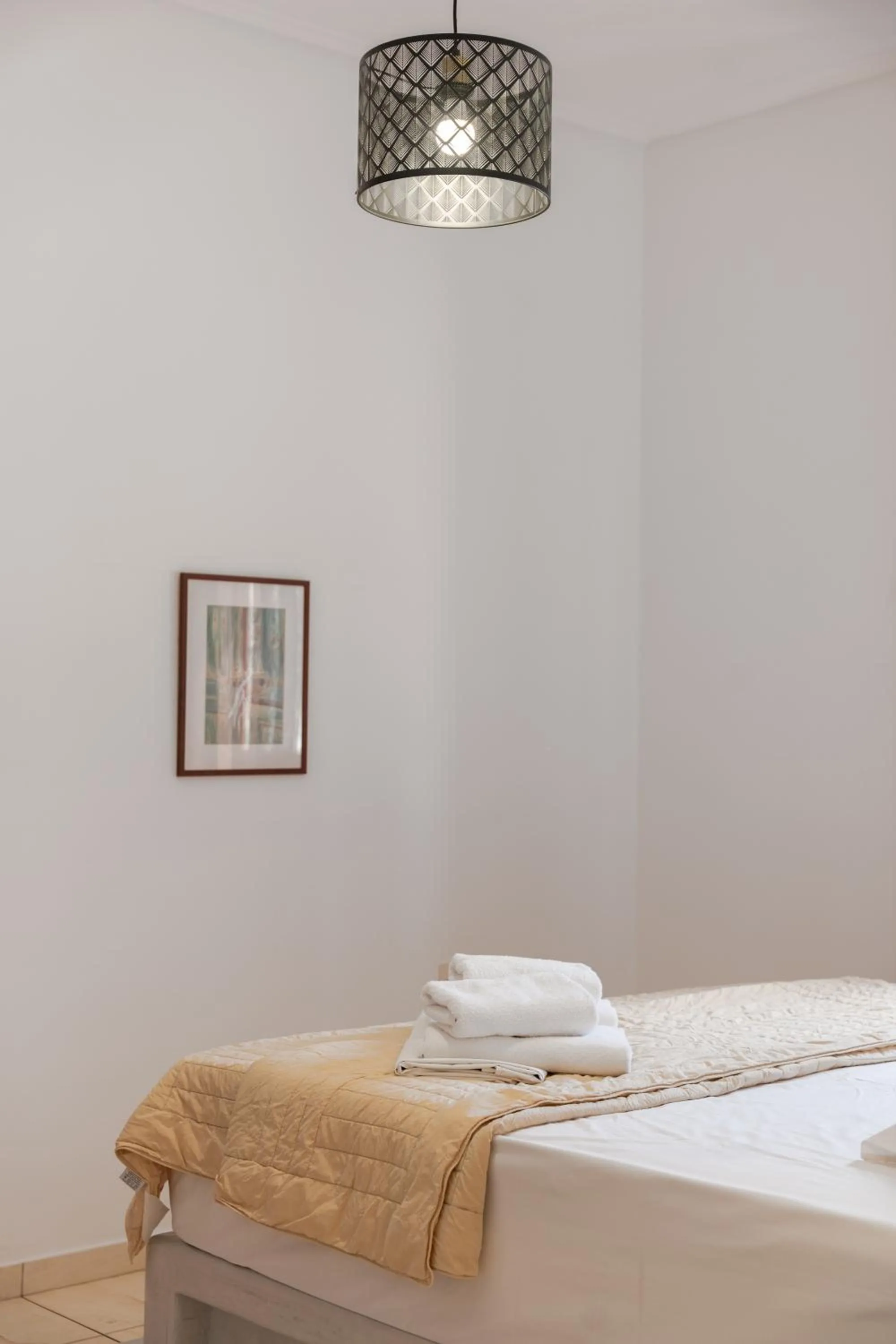 Bed in Birds Villa Apartments with Heated Pool - Including Car and Breakfast