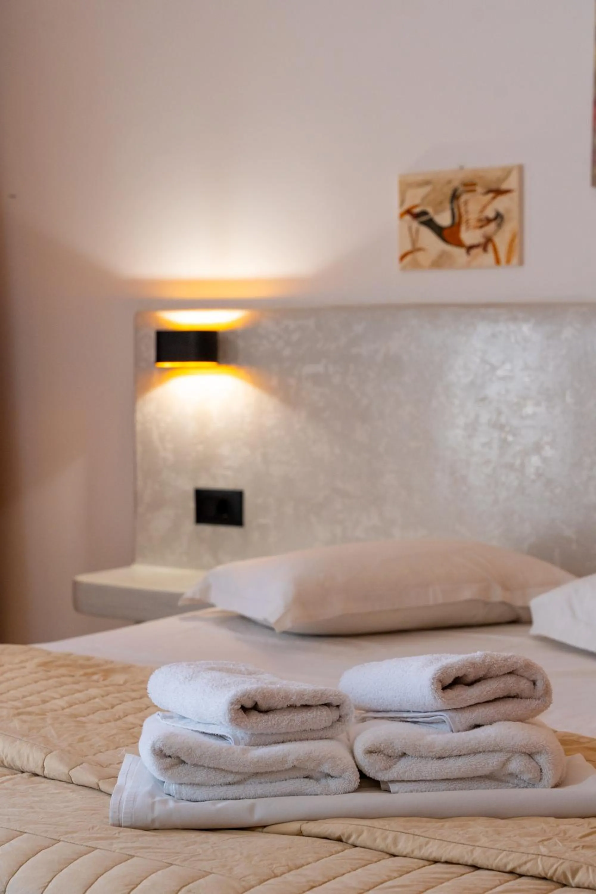 Bed in Birds Villa Apartments with Heated Pool - Including Car and Breakfast