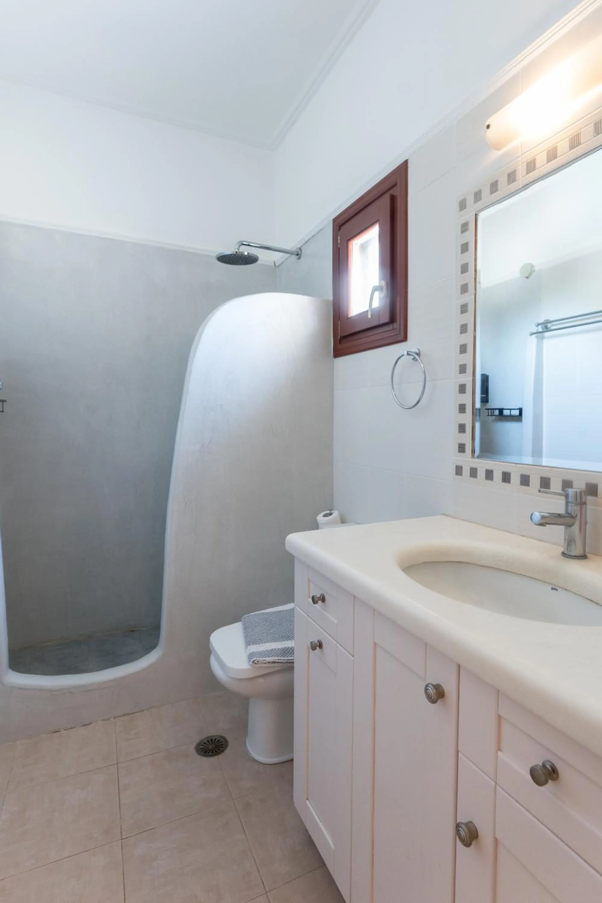 Birds Villa Apartments with Heated Pool - Including Car and Breakfast