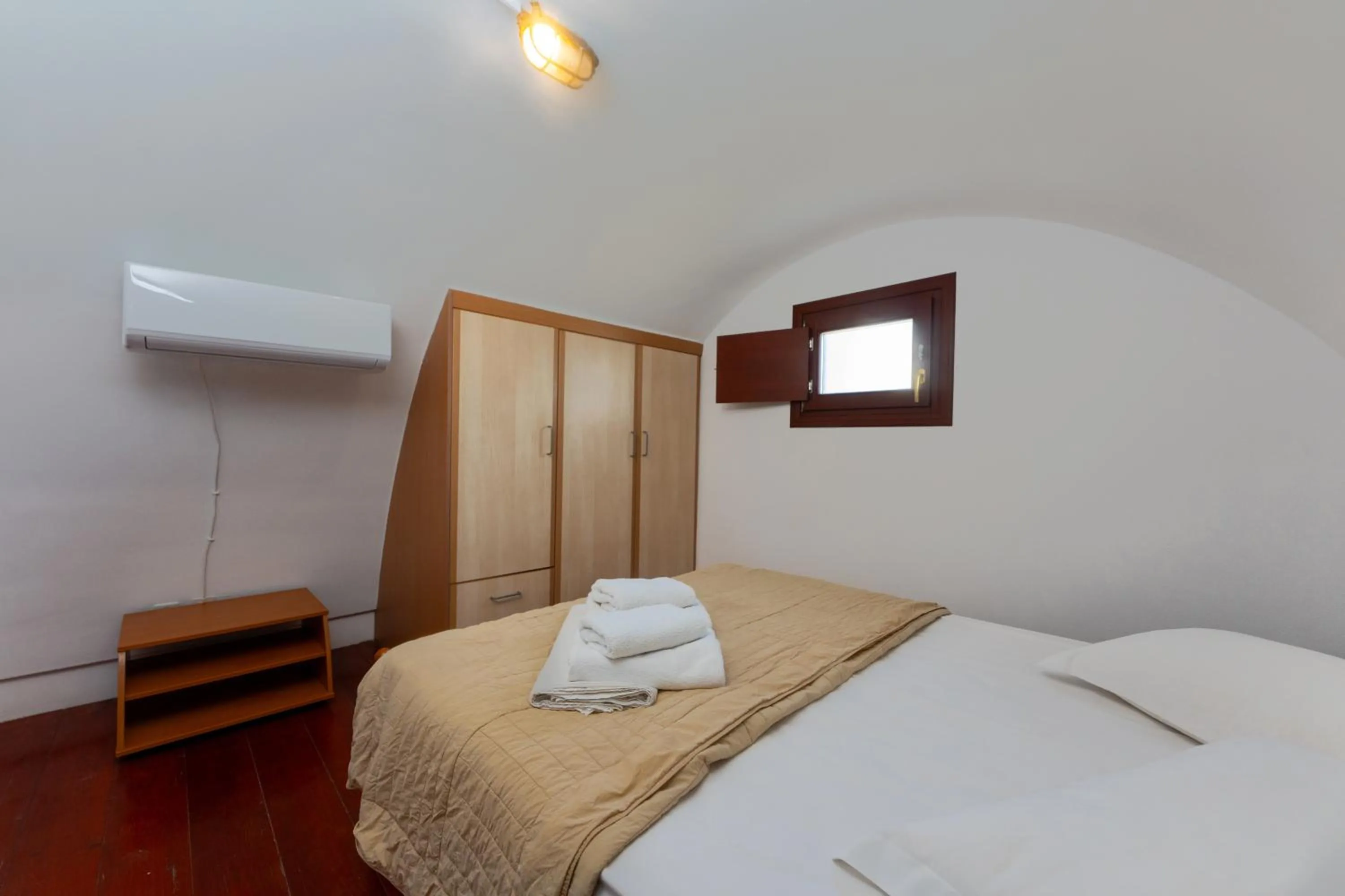 Bed in Birds Villa Apartments with Heated Pool - Including Car and Breakfast