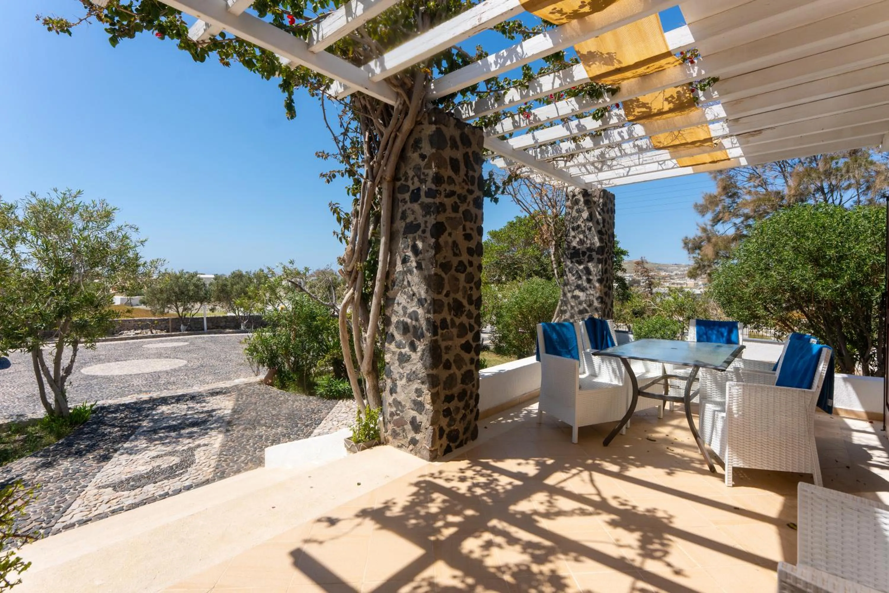 Birds Villa Apartments with Heated Pool - Including Car and Breakfast