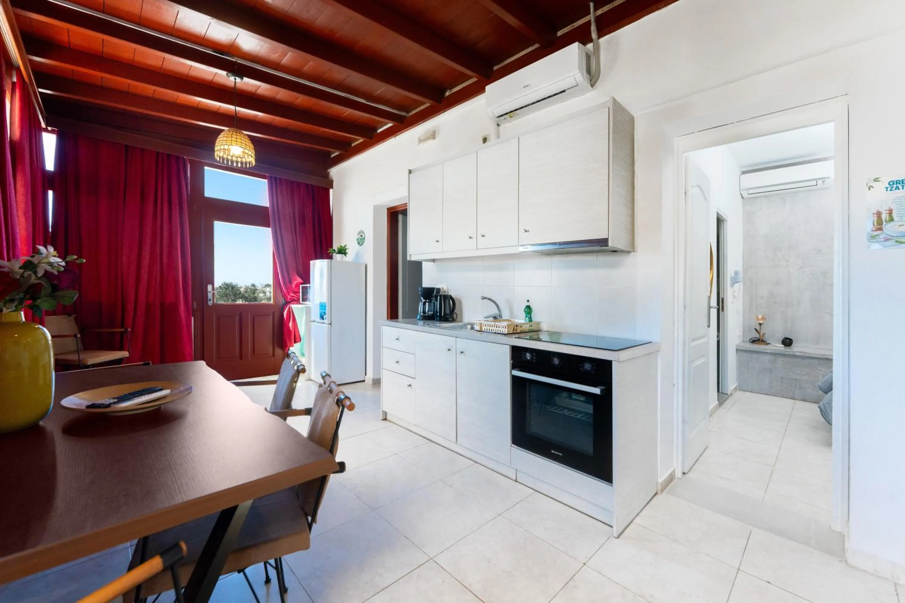 Birds Villa Apartments with Heated Pool - Including Car and Breakfast