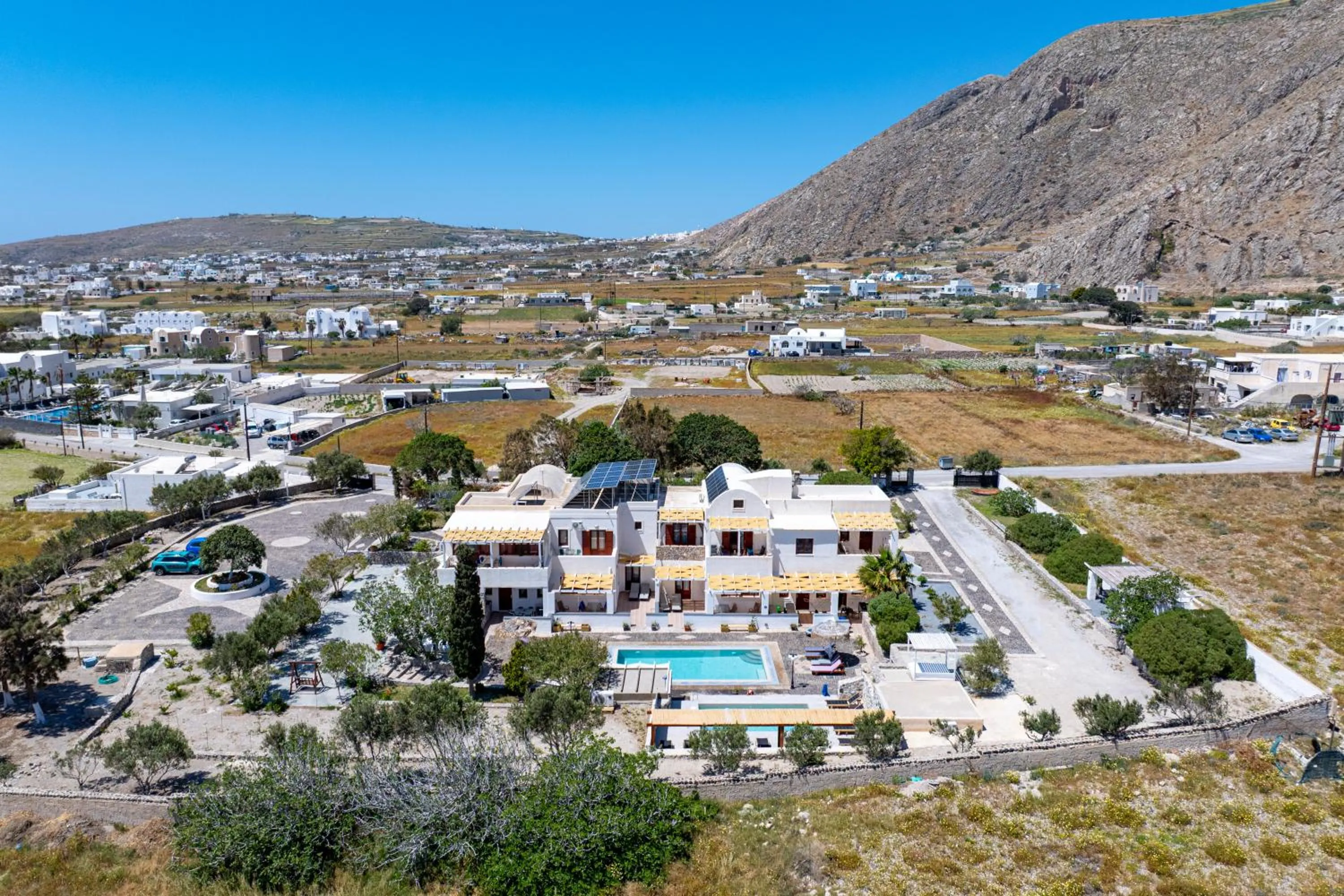 Birds Villa Apartments with Heated Pool - Including Car and Breakfast
