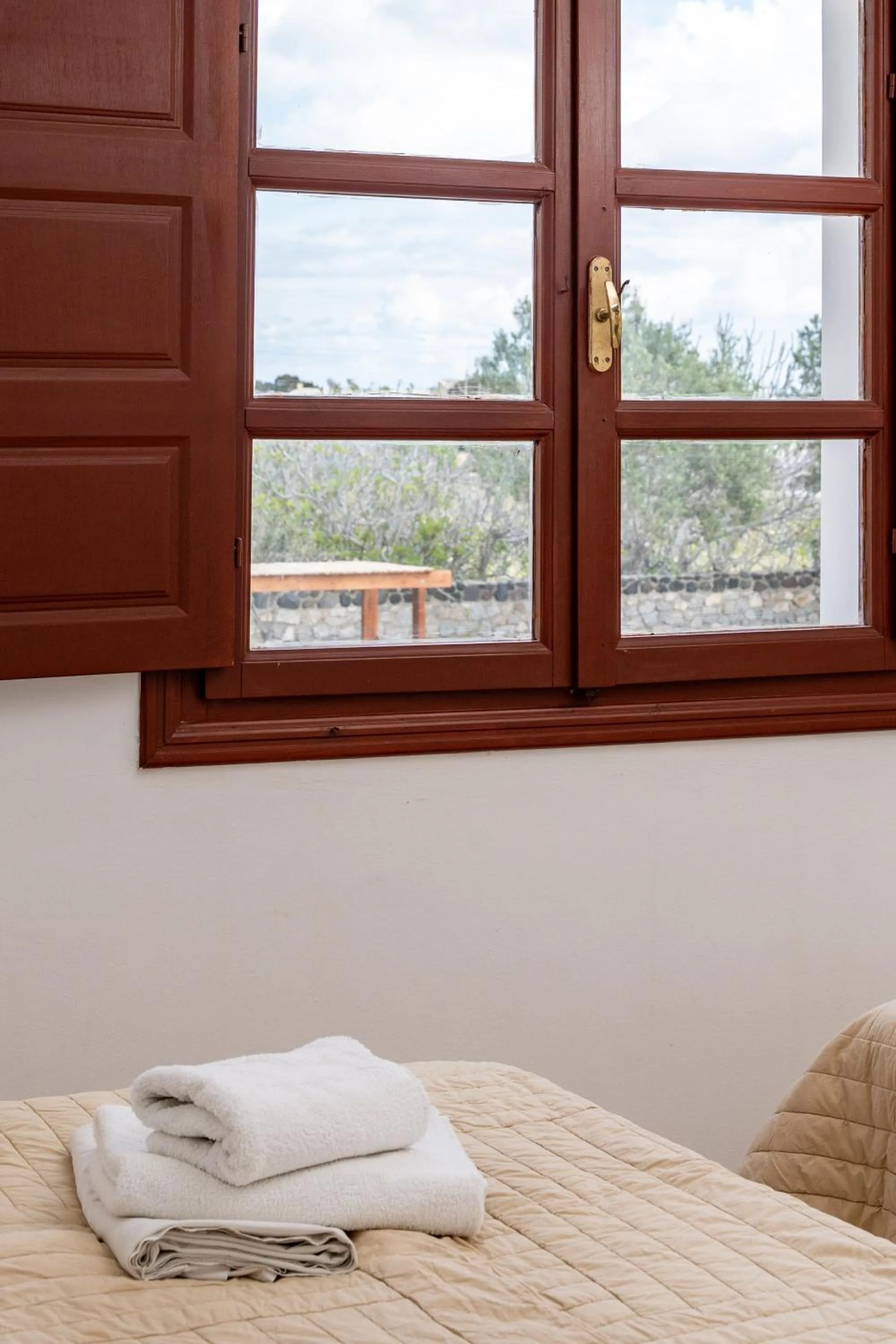 Bed in Birds Villa Apartments with Heated Pool - Including Car and Breakfast