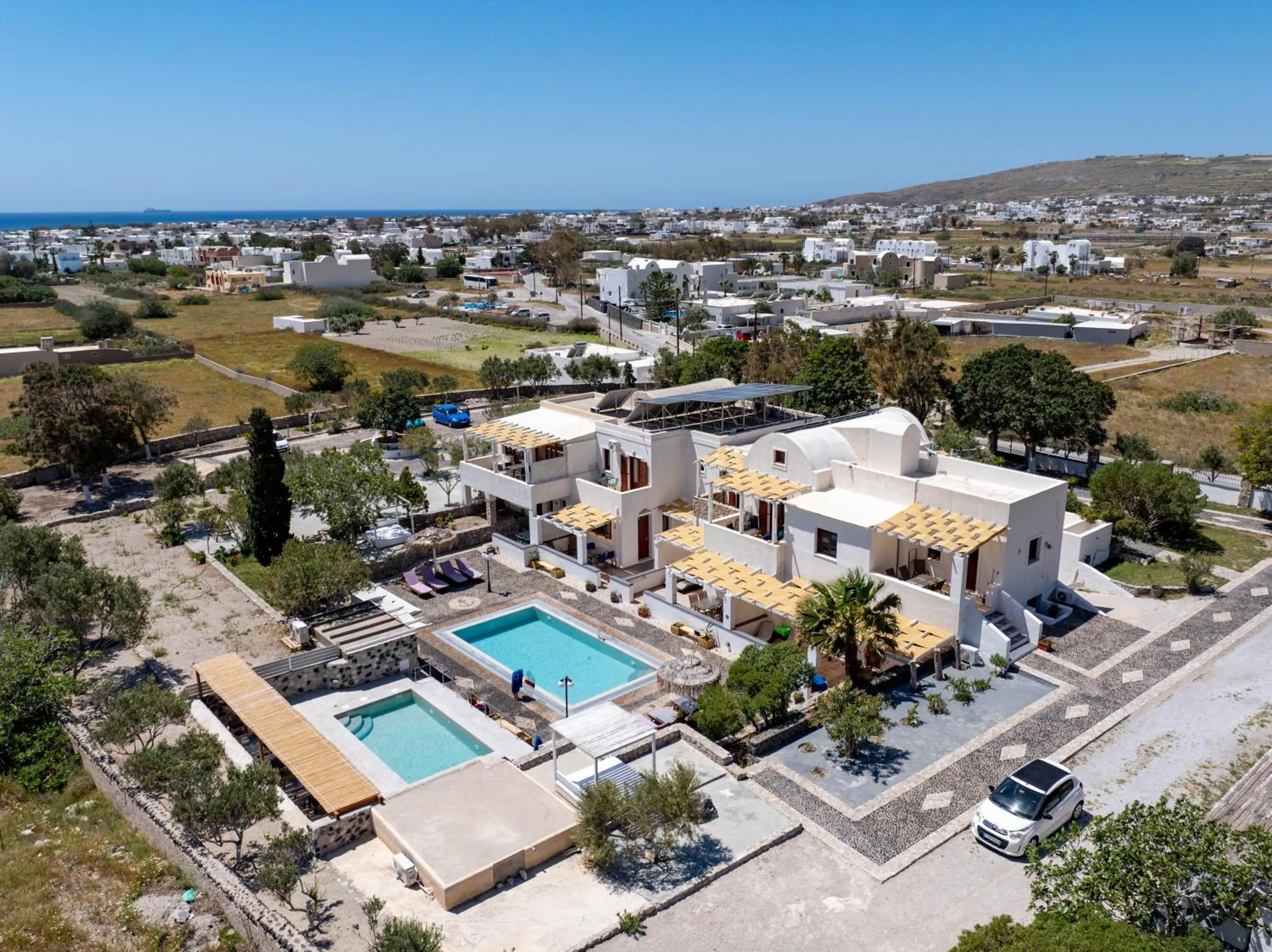 Birds Villa Apartments with Heated Pool - Including Car and Breakfast
