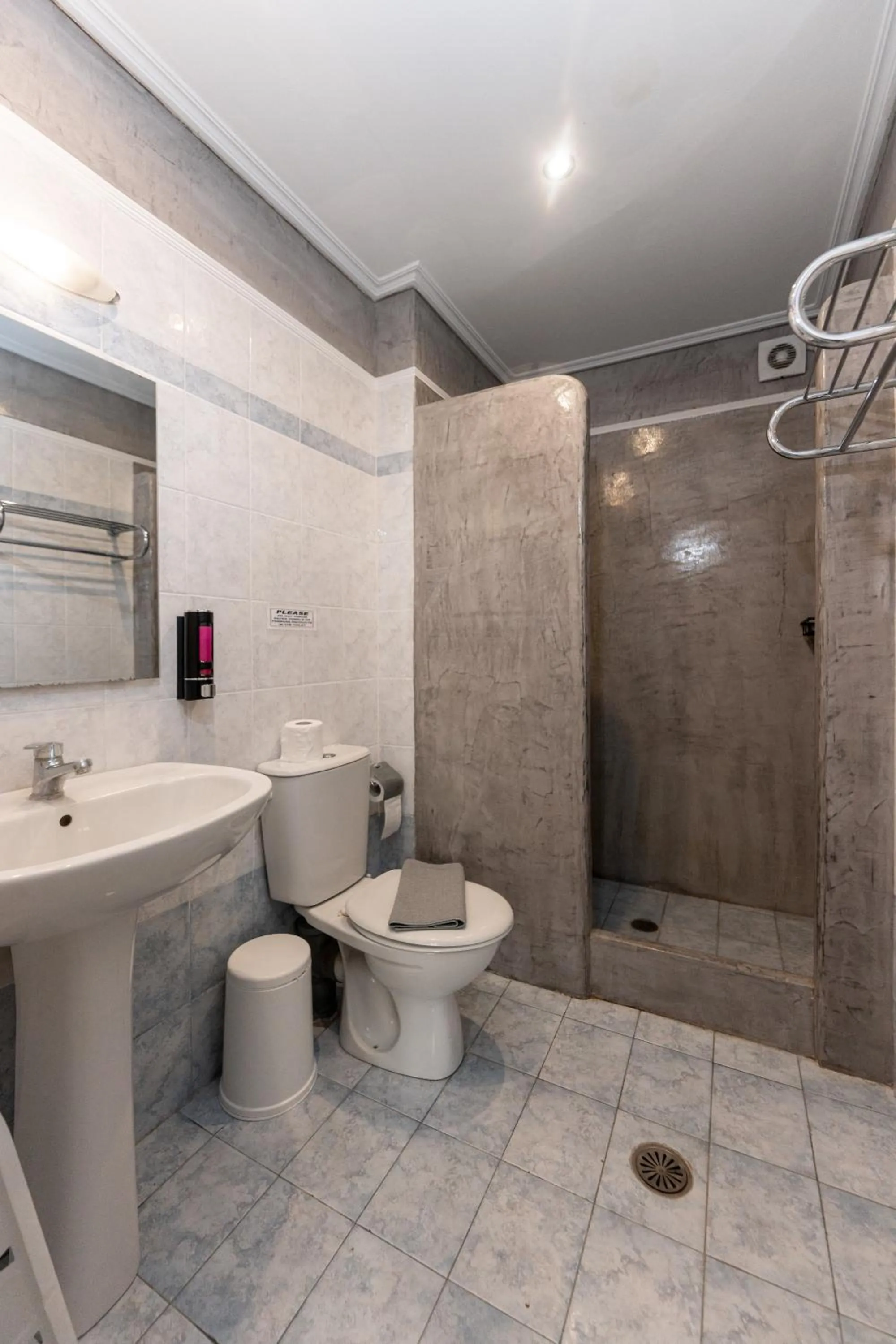 Birds Villa Apartments with Heated Pool - Including Car and Breakfast