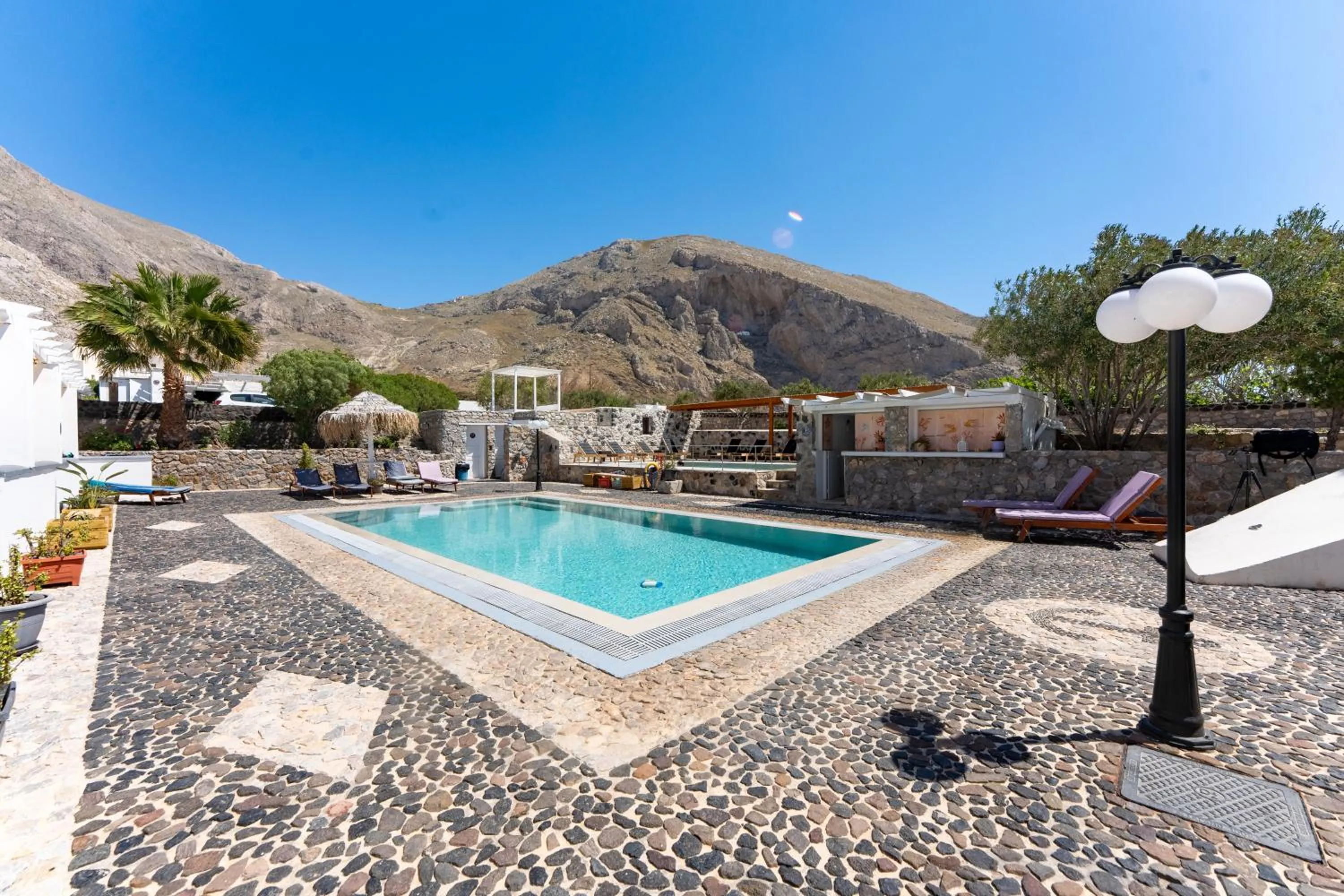 Birds Villa Apartments with Heated Pool - Including Car and Breakfast