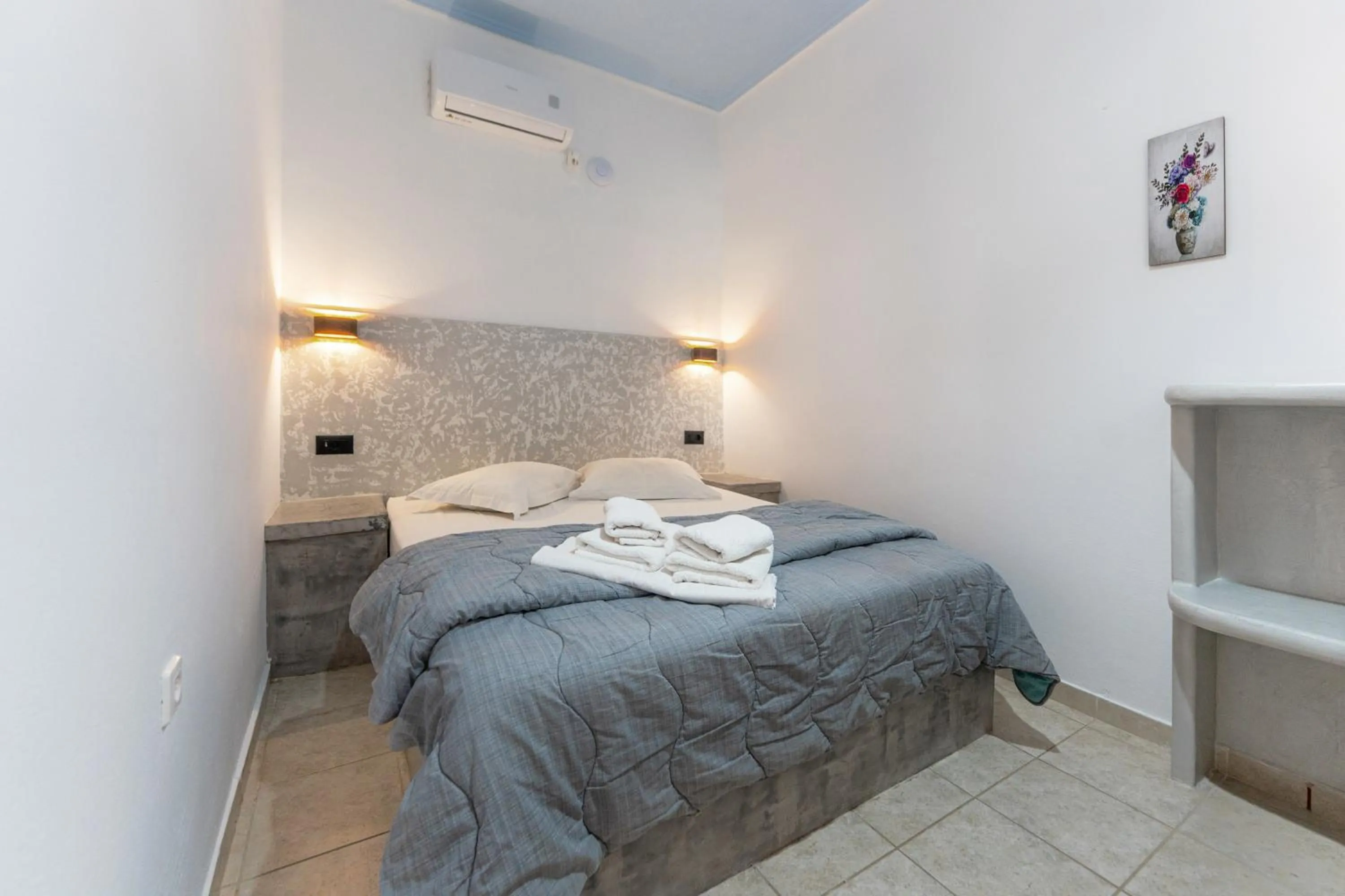 Bed in Birds Villa Apartments with Heated Pool - Including Car and Breakfast