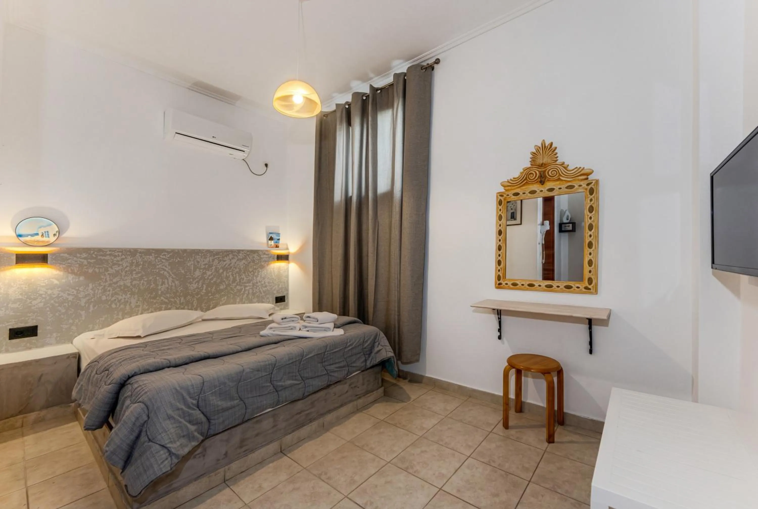 Bed in Birds Villa Apartments with Heated Pool - Including Car and Breakfast