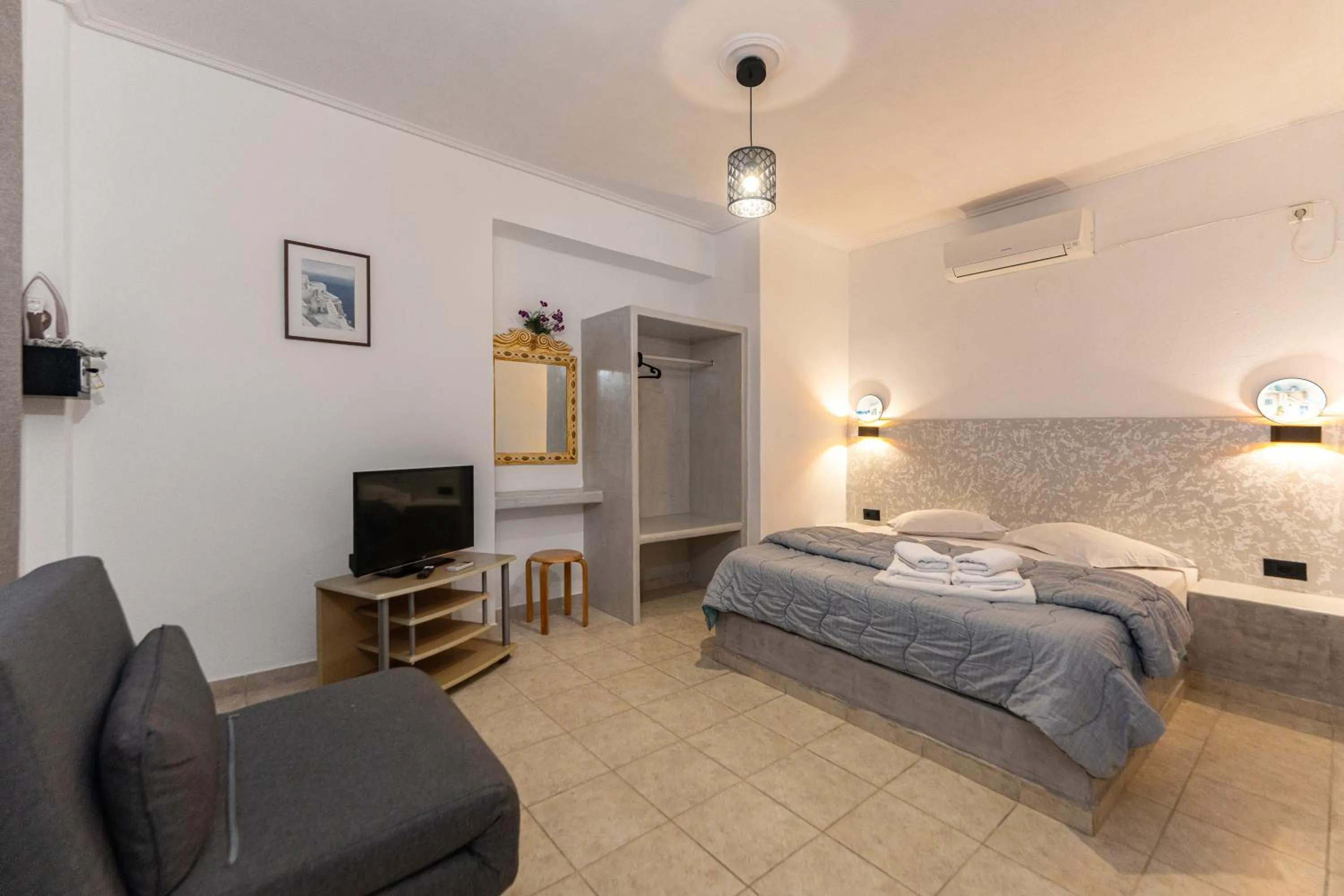 Bed in Birds Villa Apartments with Heated Pool - Including Car and Breakfast