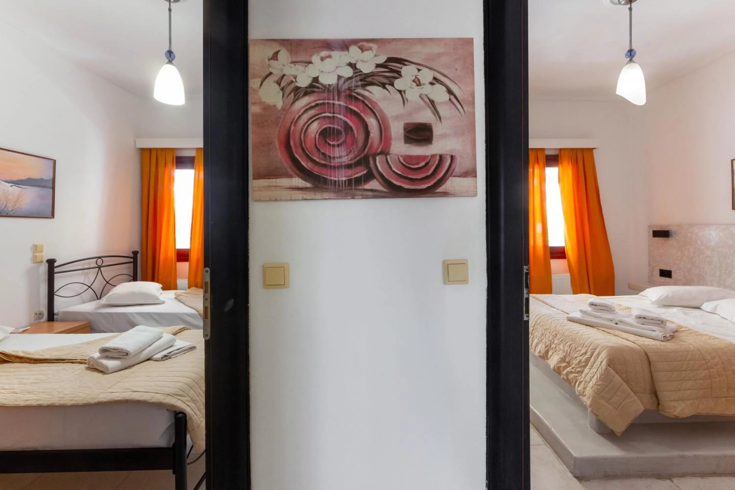 Bed in Birds Villa Apartments with Heated Pool - Including Car and Breakfast