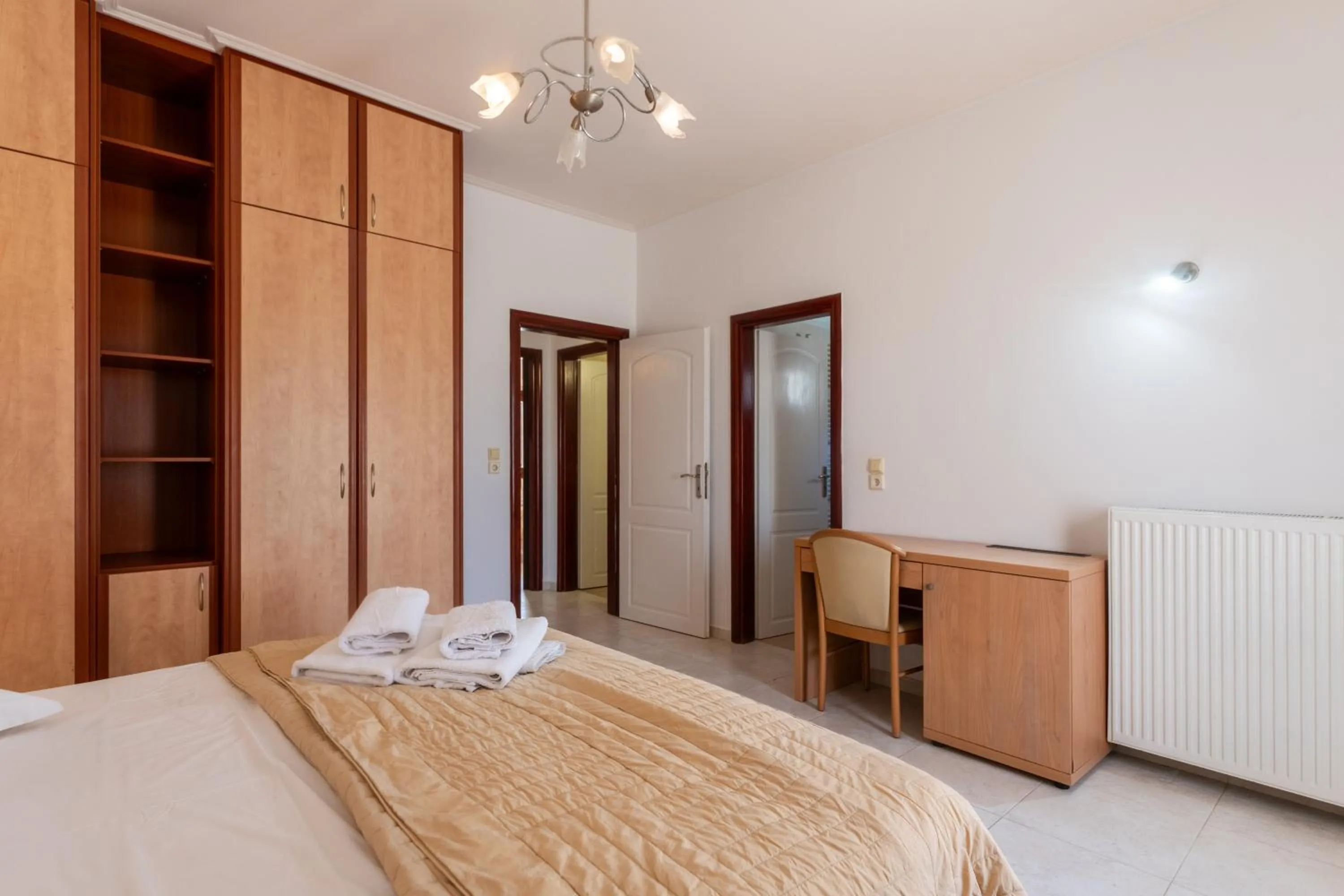 Bed in Birds Villa Apartments with Heated Pool - Including Car and Breakfast