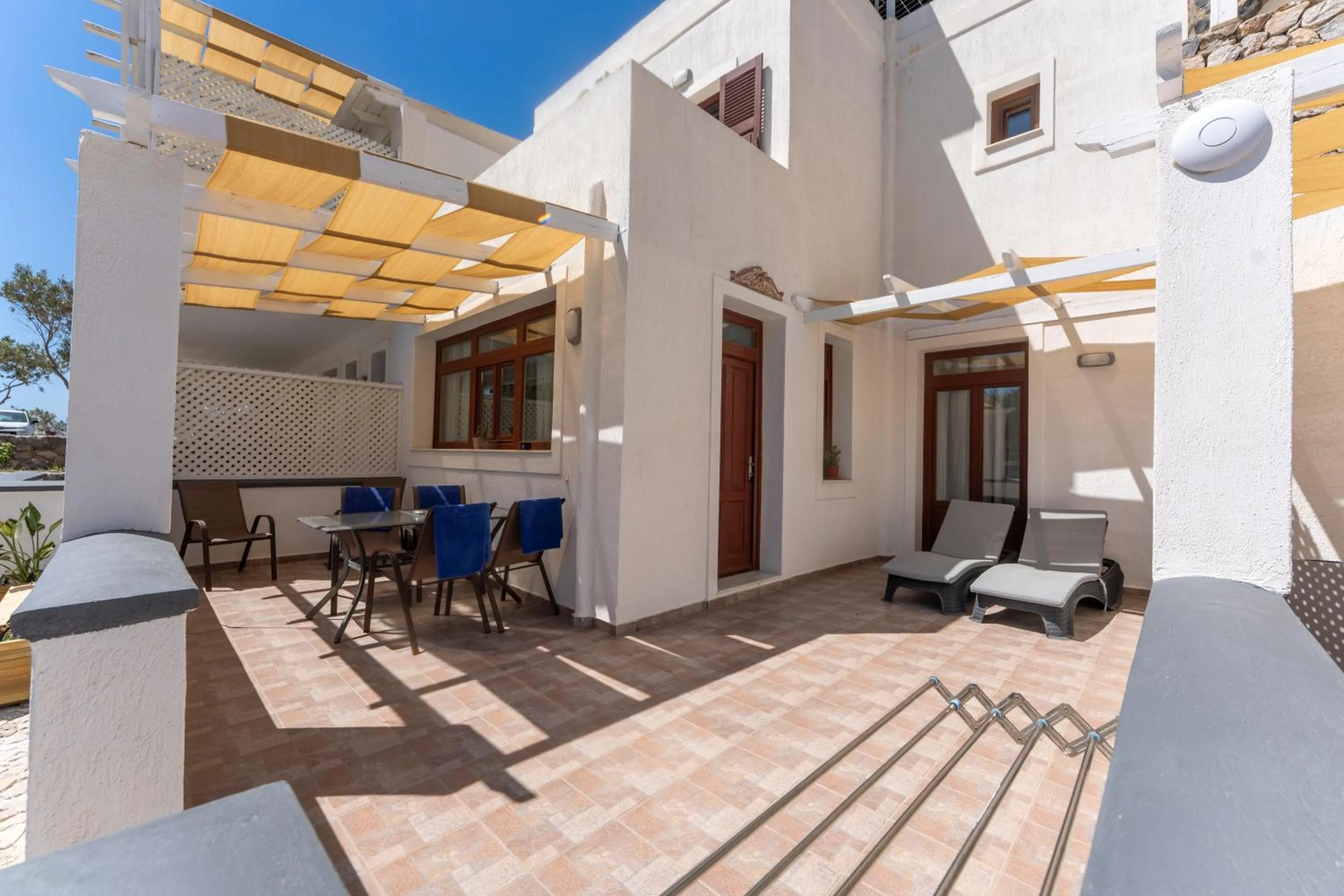 Birds Villa Apartments with Heated Pool - Including Car and Breakfast
