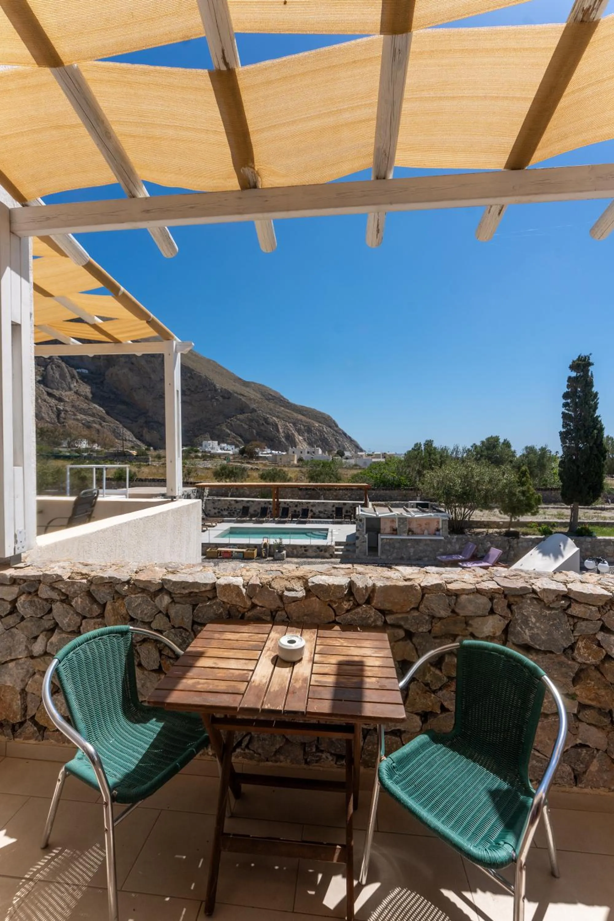 Birds Villa Apartments with Heated Pool - Including Car and Breakfast