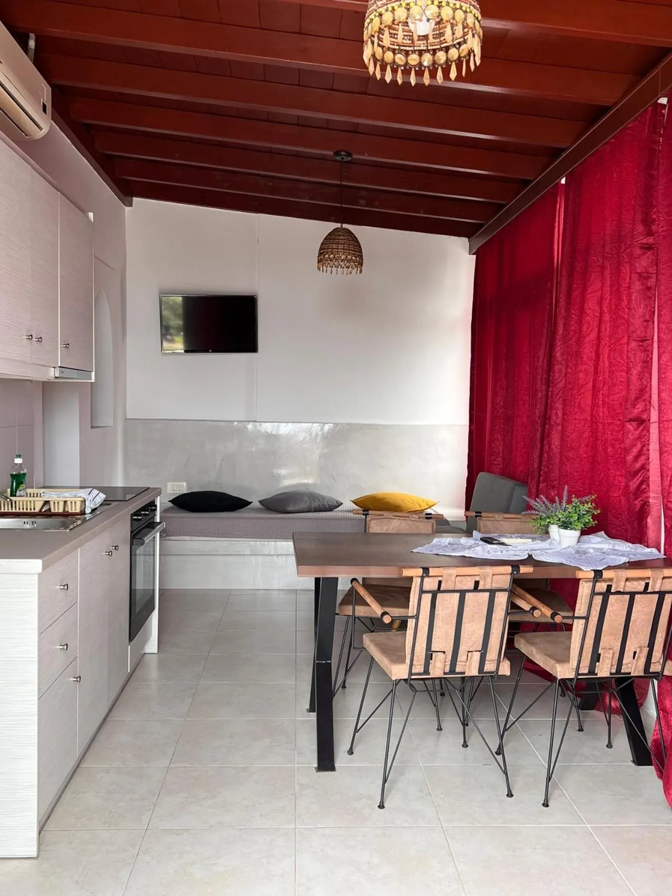 Birds Villa Apartments with Heated Pool - Including Car and Breakfast