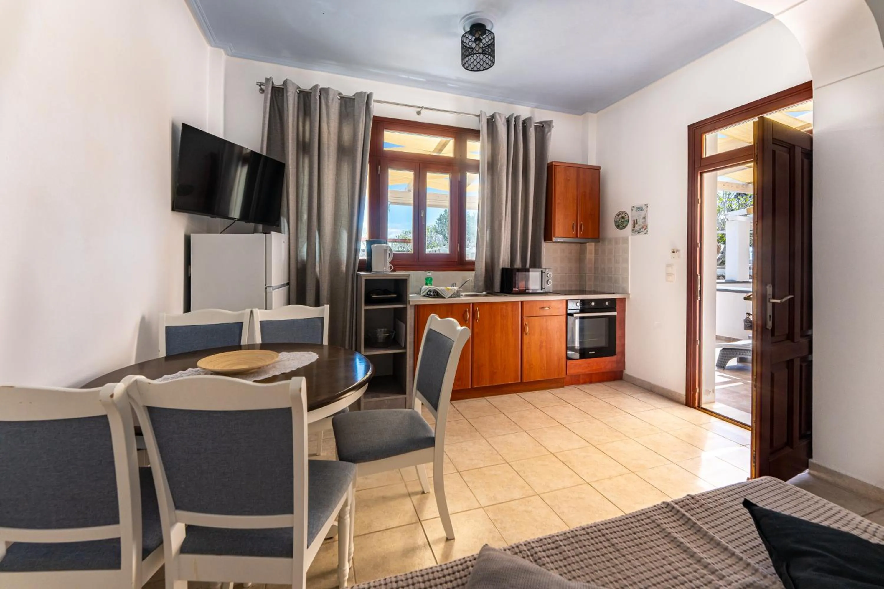 Birds Villa Apartments with Heated Pool - Including Car and Breakfast
