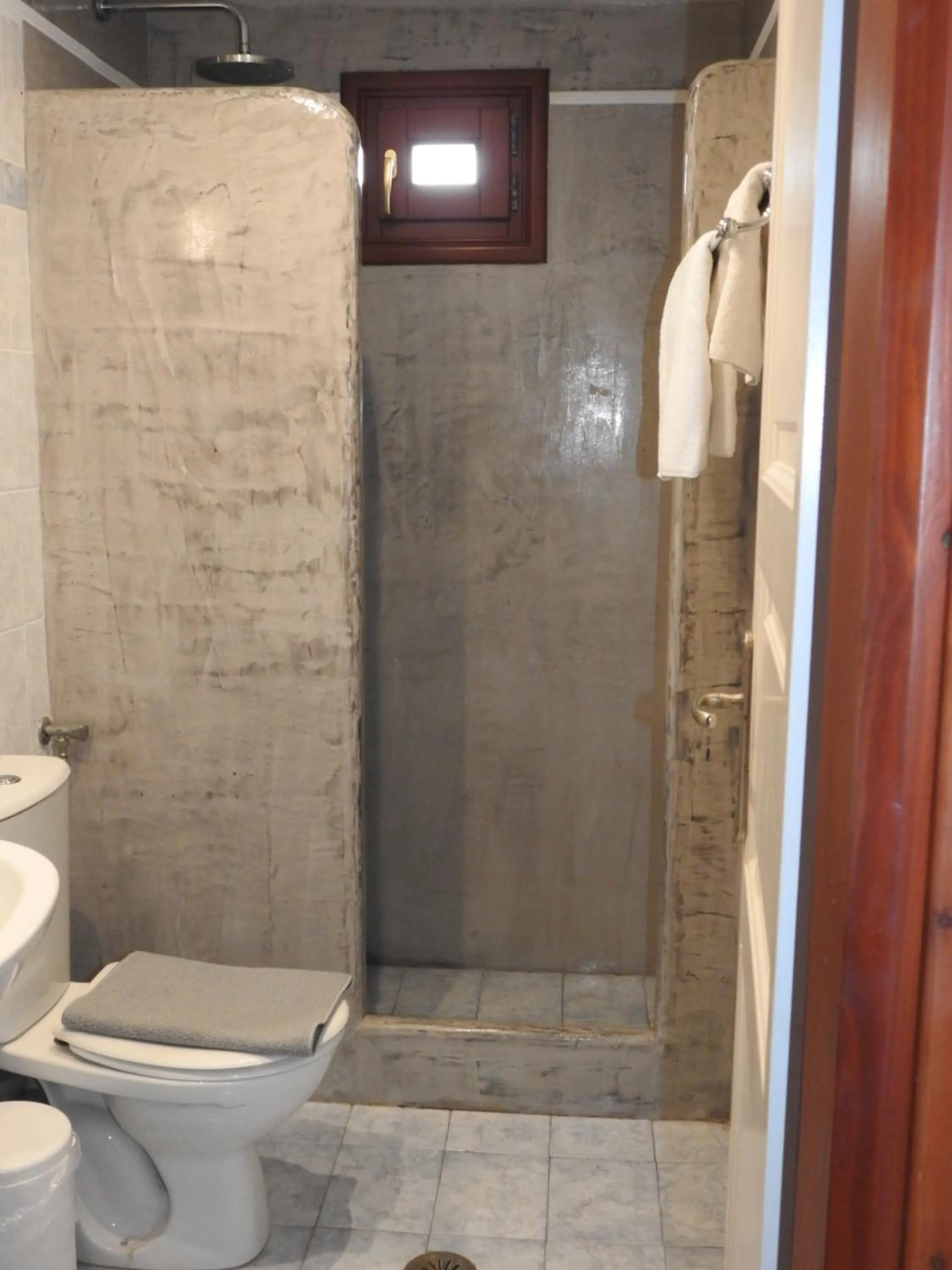 Bathroom in Birds Villa Apartments with Heated Pool - Including Car and Breakfast