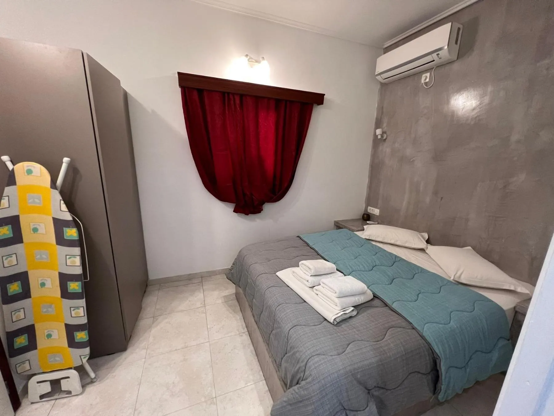 Bed in Birds Villa Apartments with Heated Pool - Including Car and Breakfast