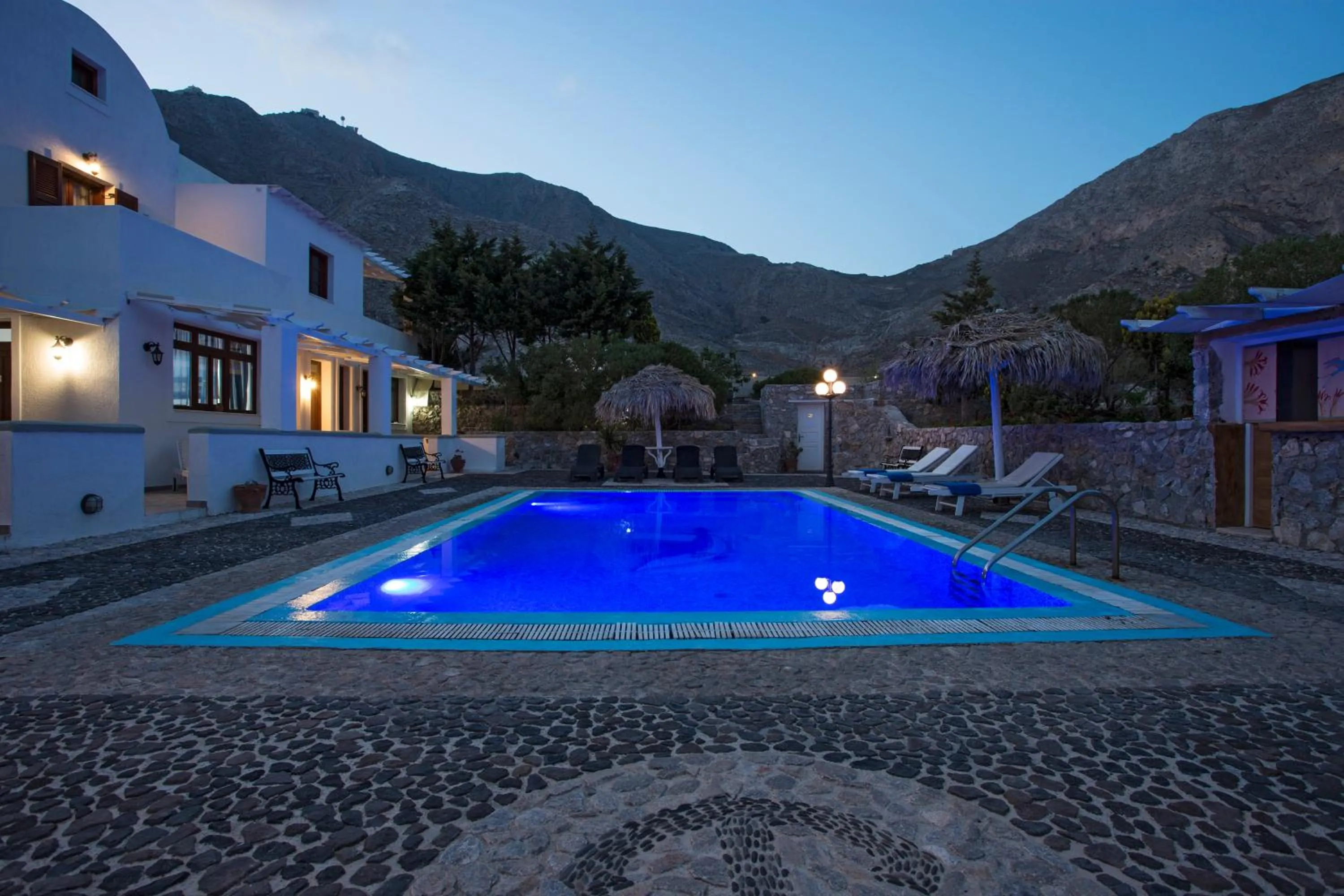 Birds Villa Apartments with Heated Pool - Including Car and Breakfast