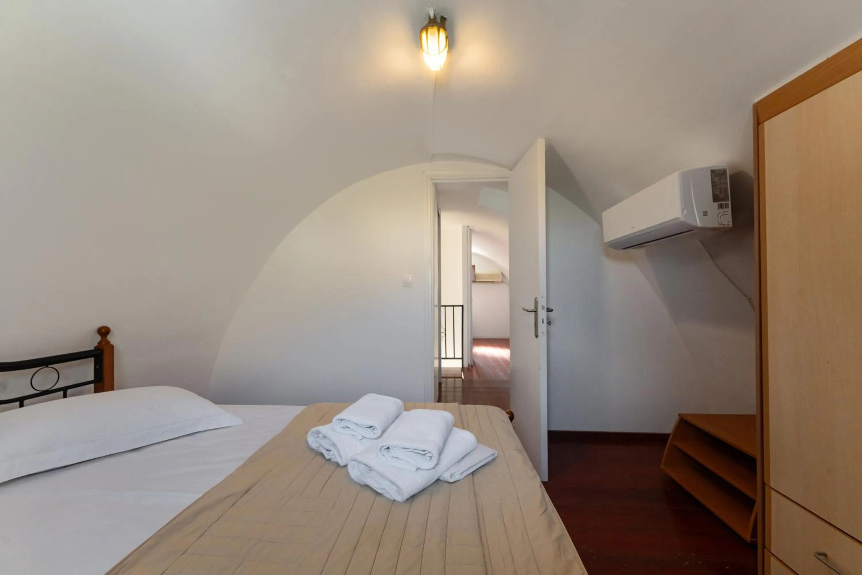 Bed in Birds Villa Apartments with Heated Pool - Including Car and Breakfast