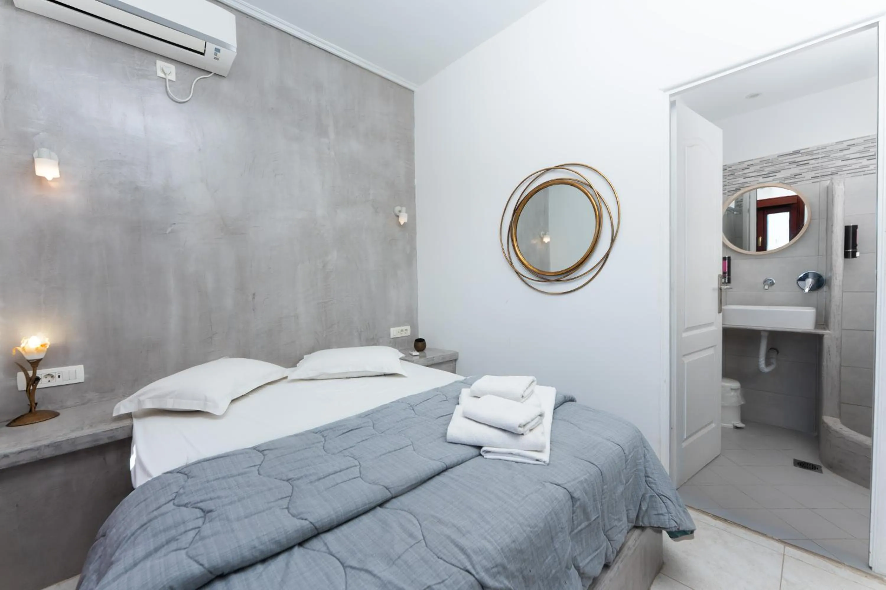 Bed in Birds Villa Apartments with Heated Pool - Including Car and Breakfast