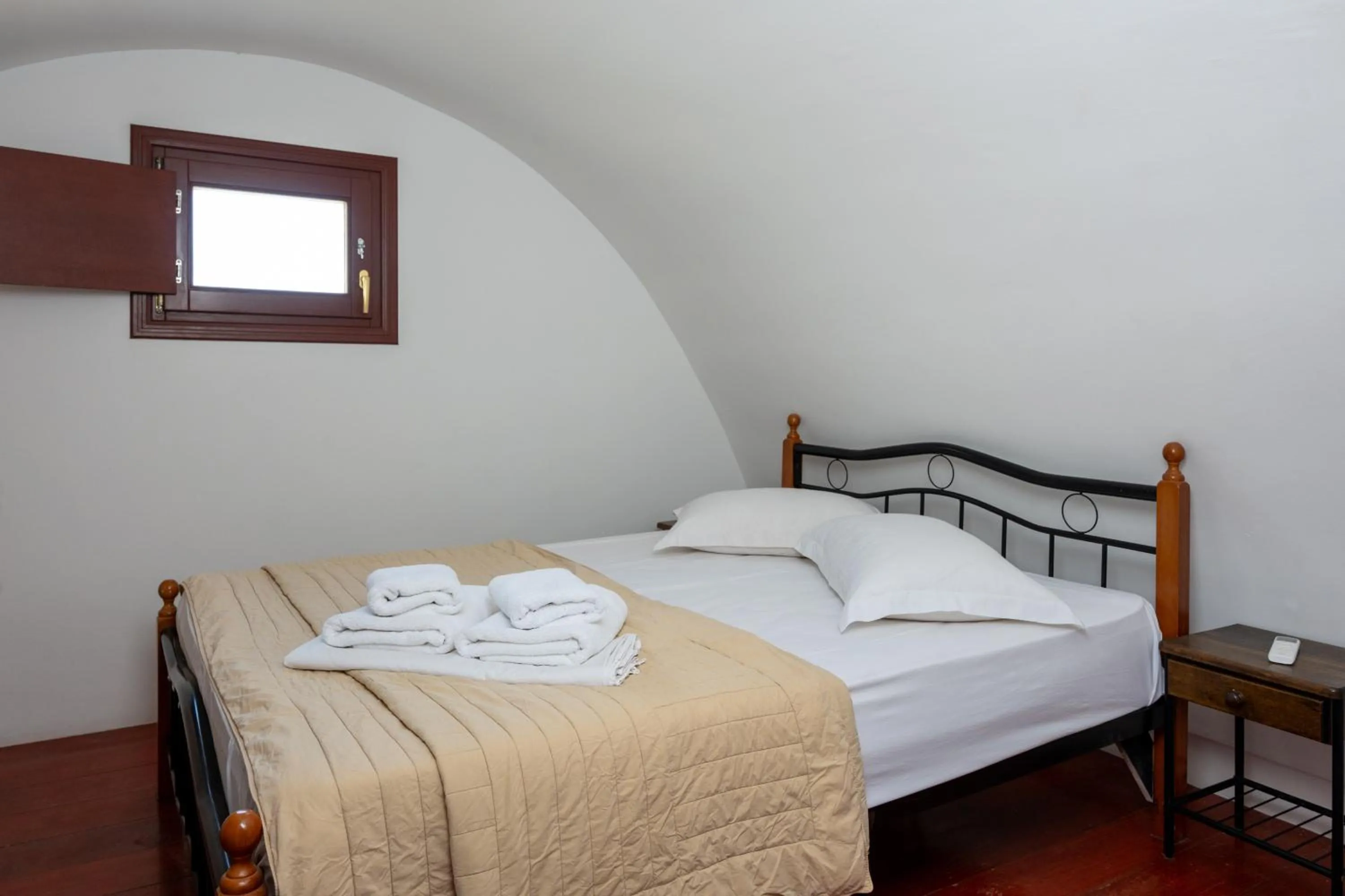 Bed in Birds Villa Apartments with Heated Pool - Including Car and Breakfast