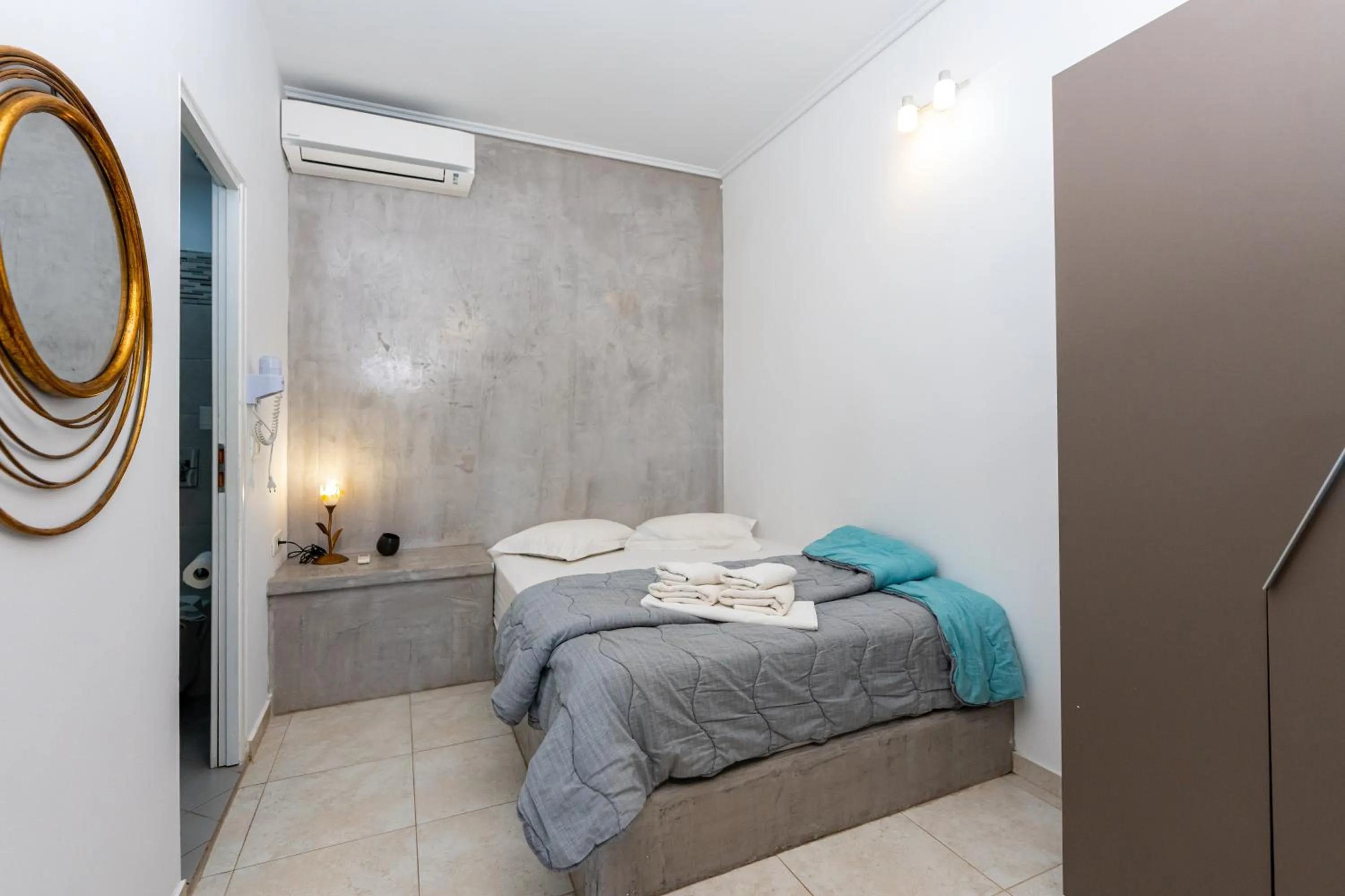 Bed in Birds Villa Apartments with Heated Pool - Including Car and Breakfast