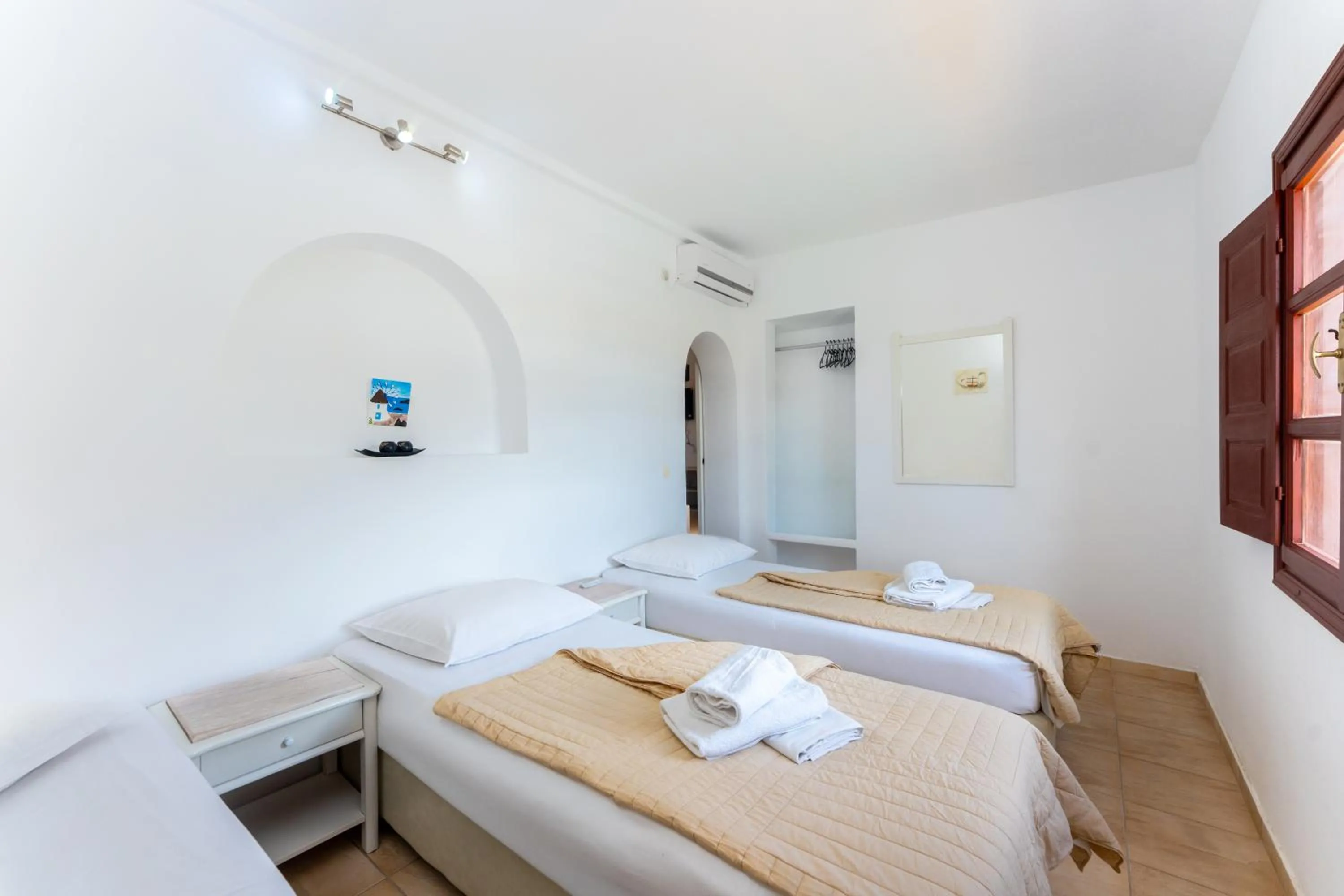 Bed in Birds Villa Apartments with Heated Pool - Including Car and Breakfast