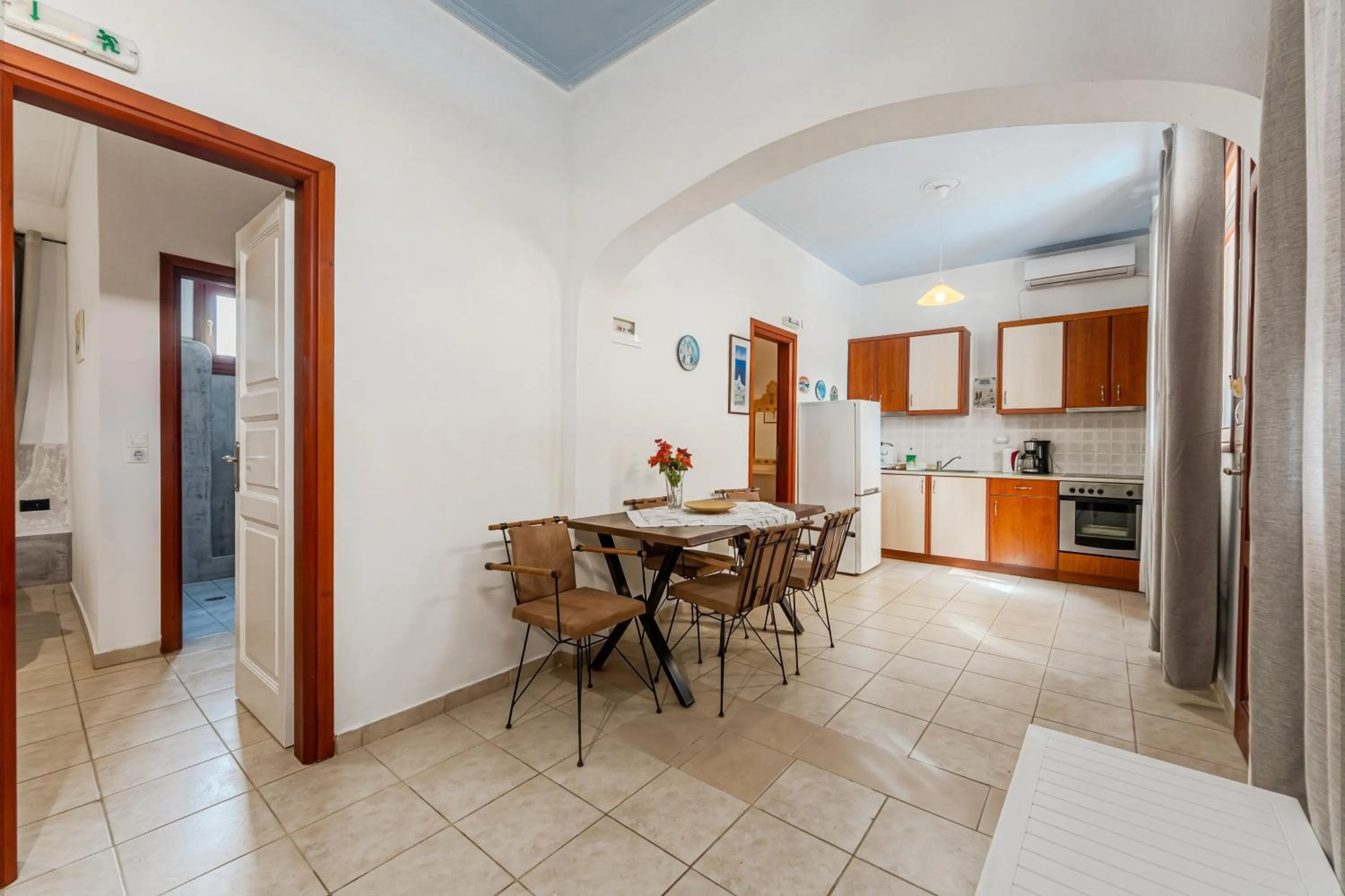 Birds Villa Apartments with Heated Pool - Including Car and Breakfast