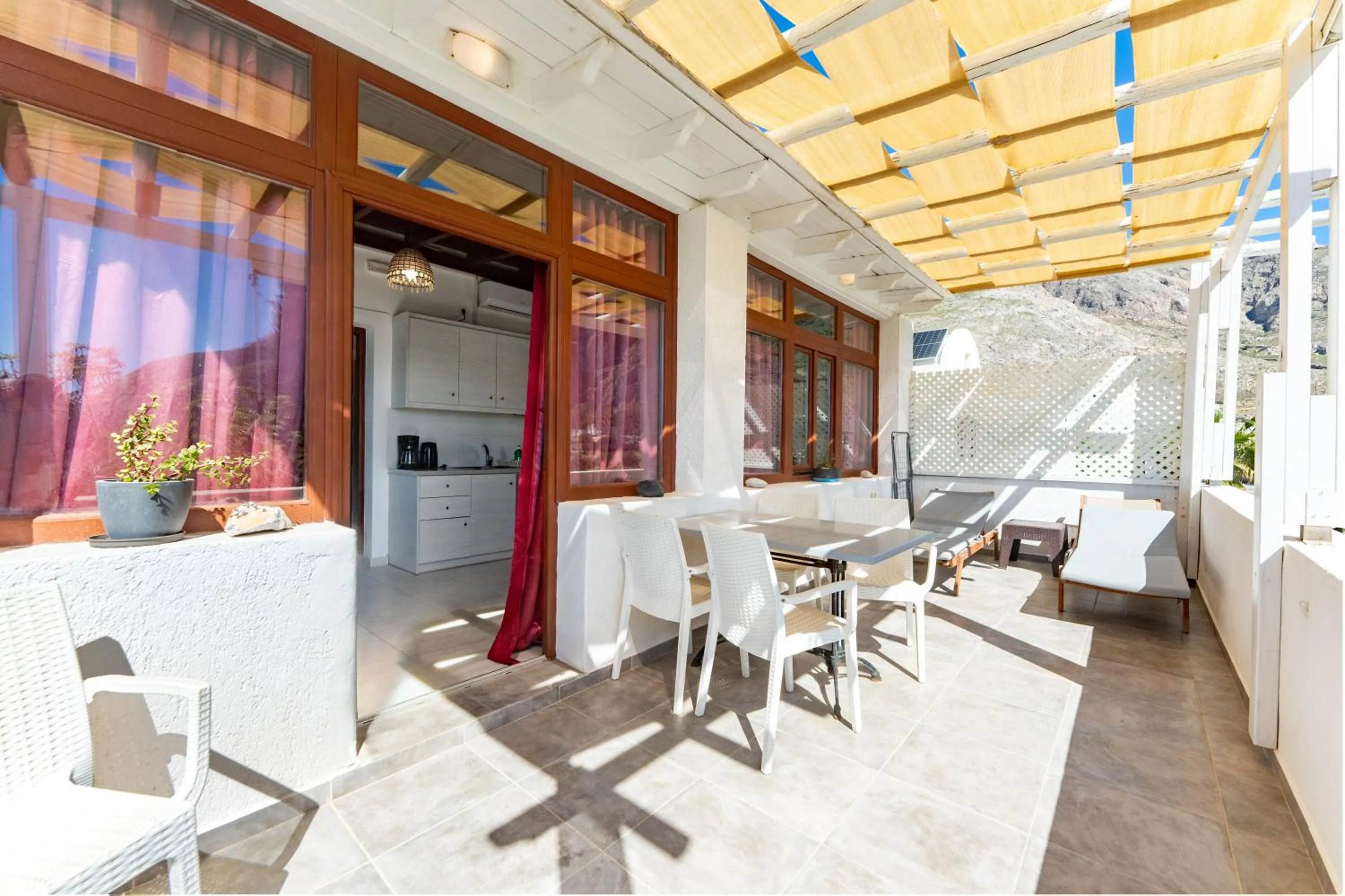 Birds Villa Apartments with Heated Pool - Including Car and Breakfast
