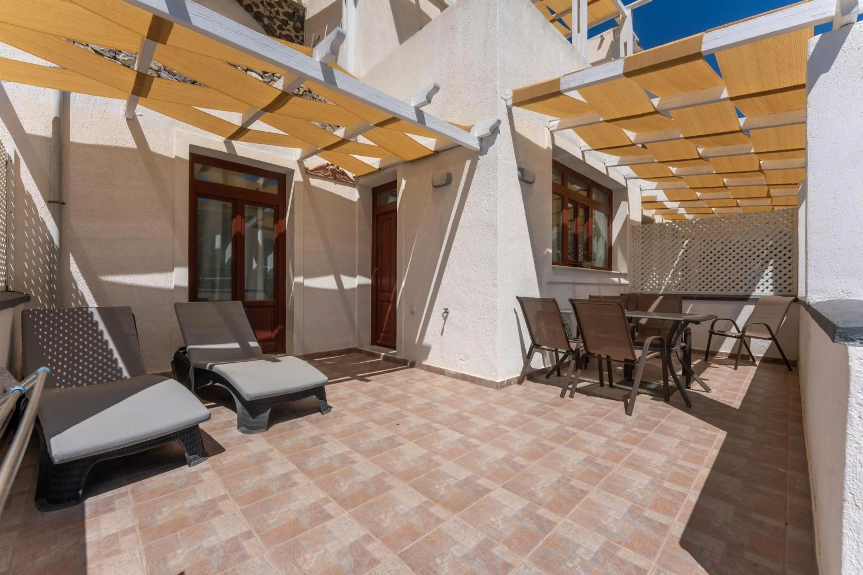 Birds Villa Apartments with Heated Pool - Including Car and Breakfast