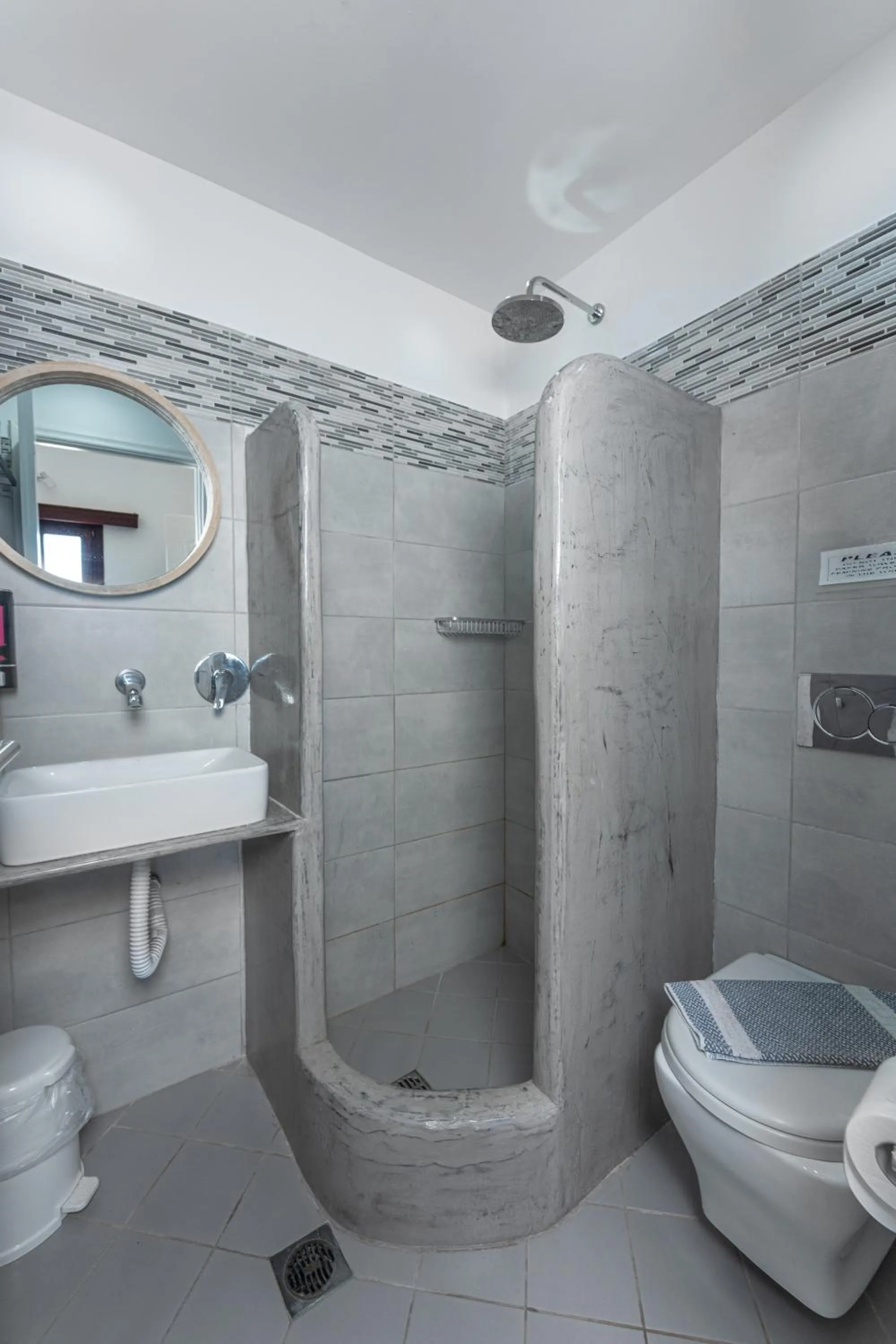 Birds Villa Apartments with Heated Pool - Including Car and Breakfast